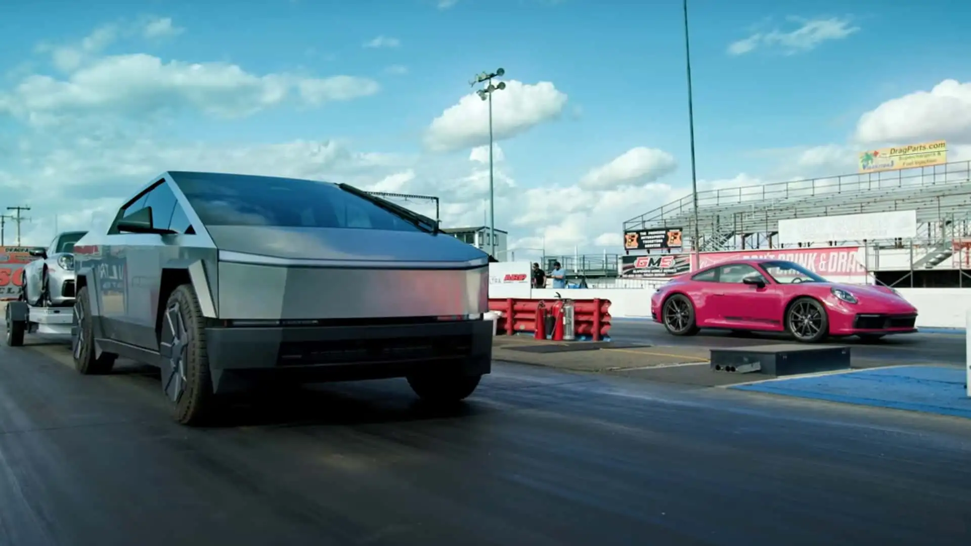 Пикап Tesla Cybertruck с Porsche на прицепе свели в гонке против Porsche 911