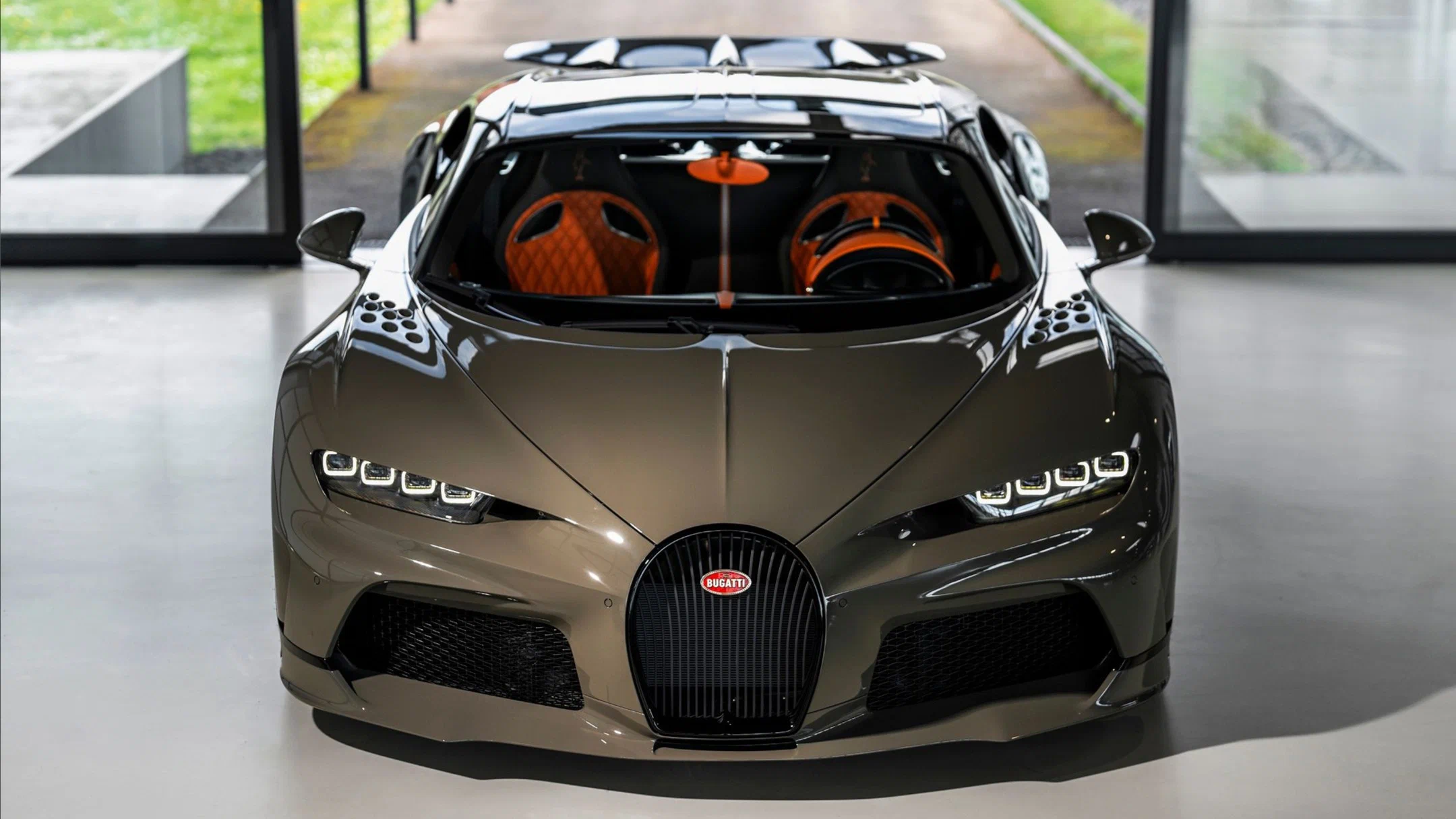 Bugatti показала эксклюзивный гиперкар Chiron Super Sport с уникальным декором