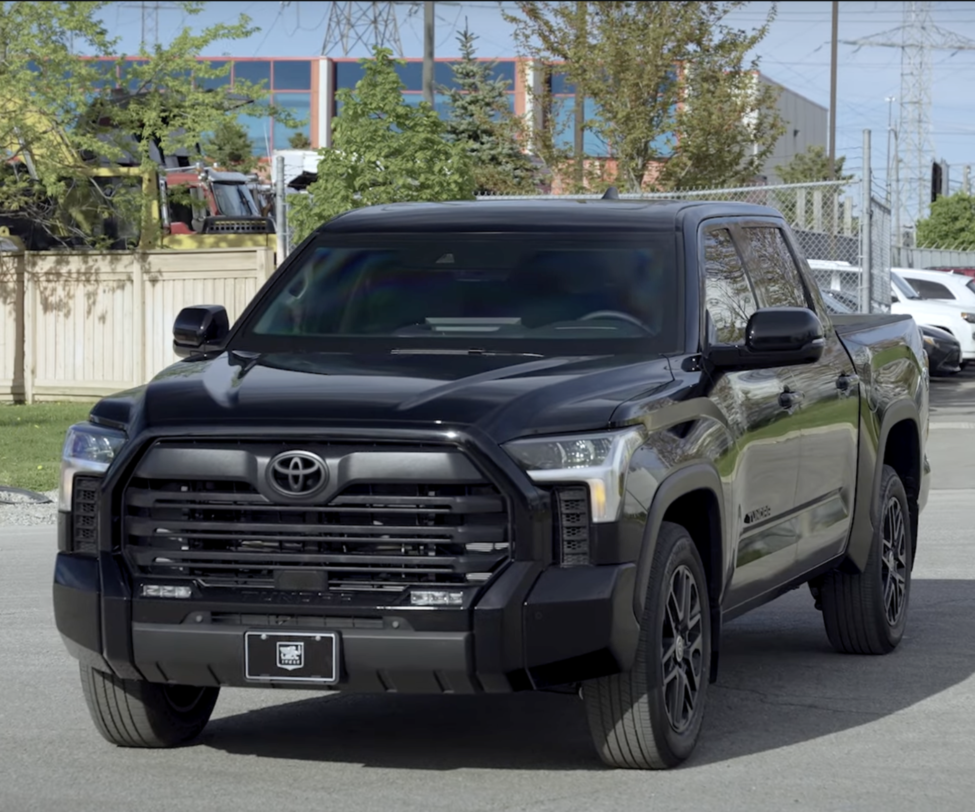 Японский пикап Toyota Tundra превратили в необычный броневик — Motor