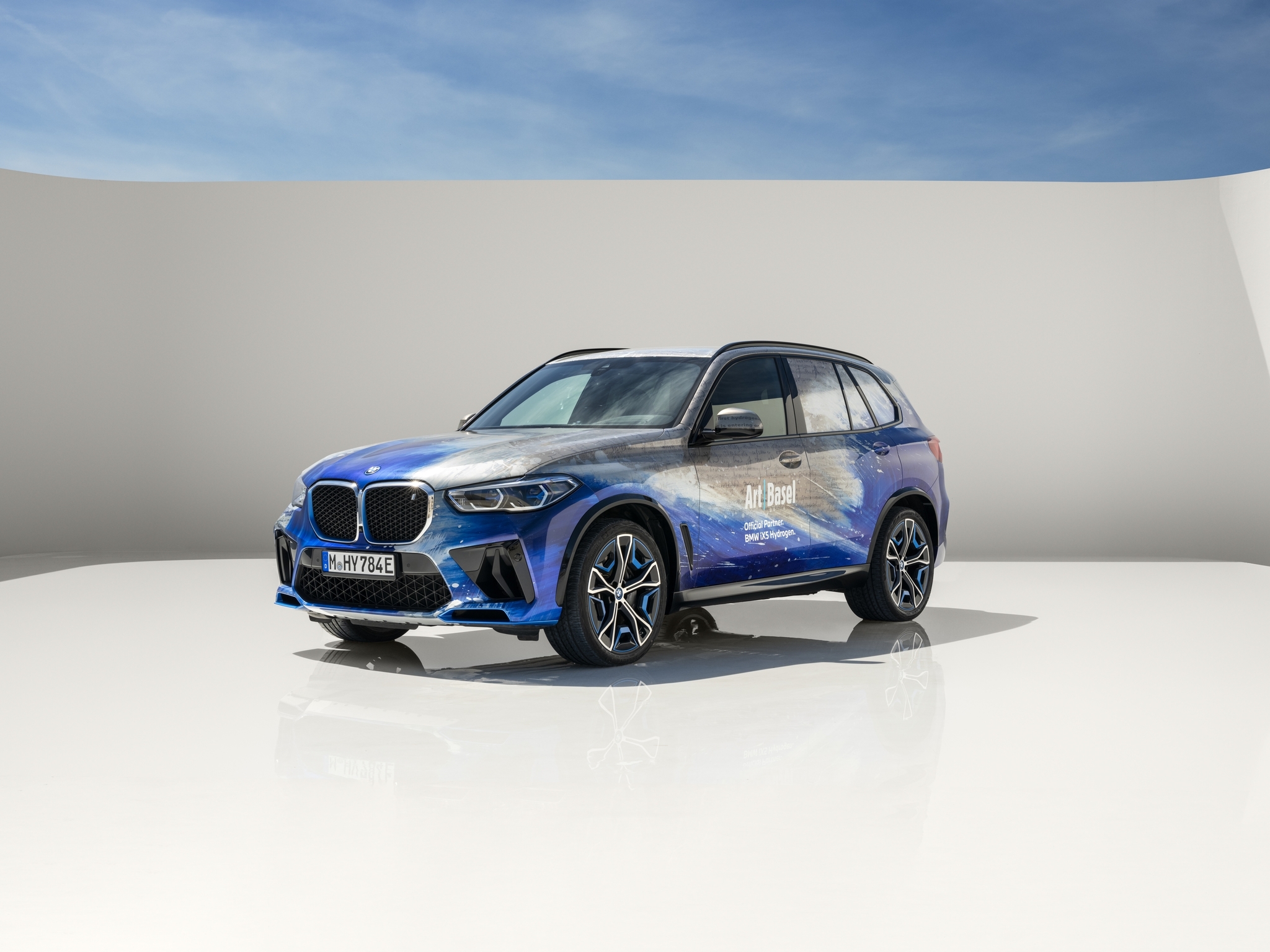 BMW iX5 Hydrogen превратили в арт-кар — Motor