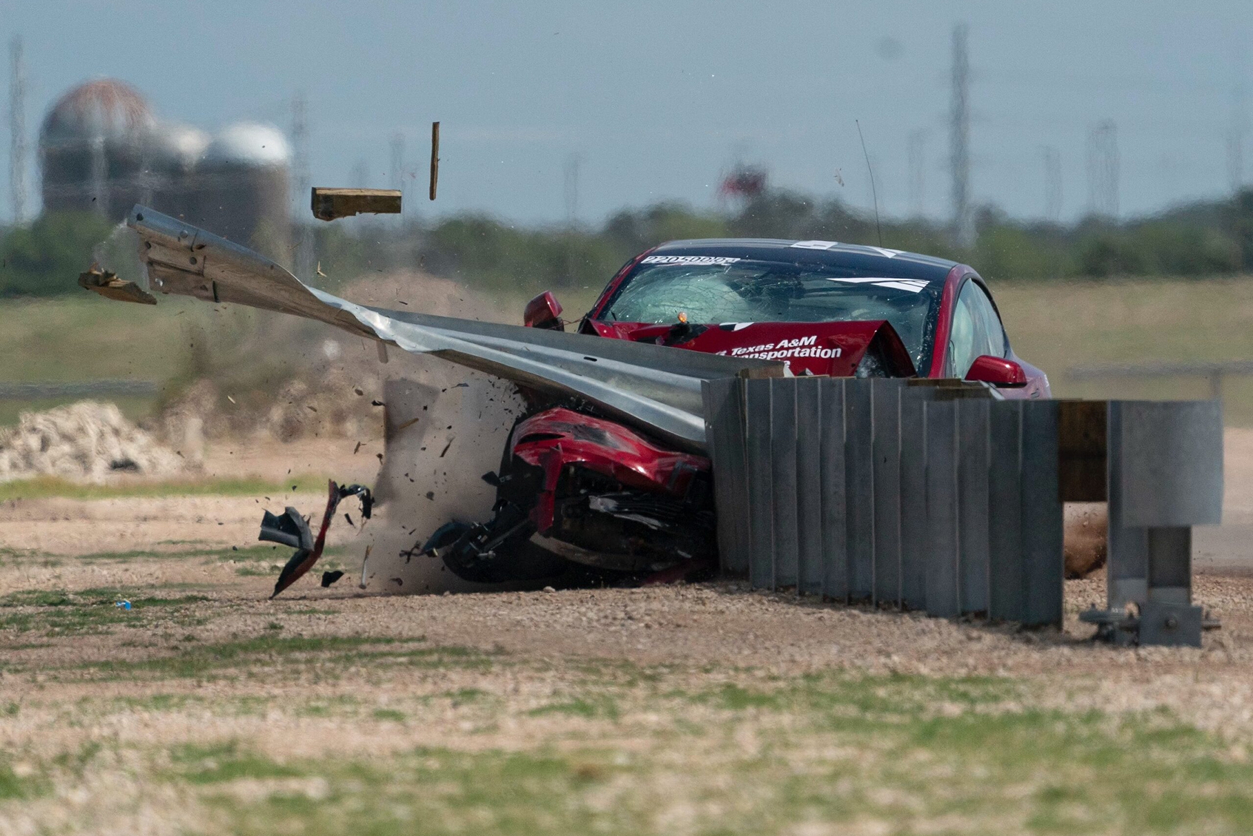 Электрокар Tesla Model 3 ударили об отбойник на скорости 100 км/ч 