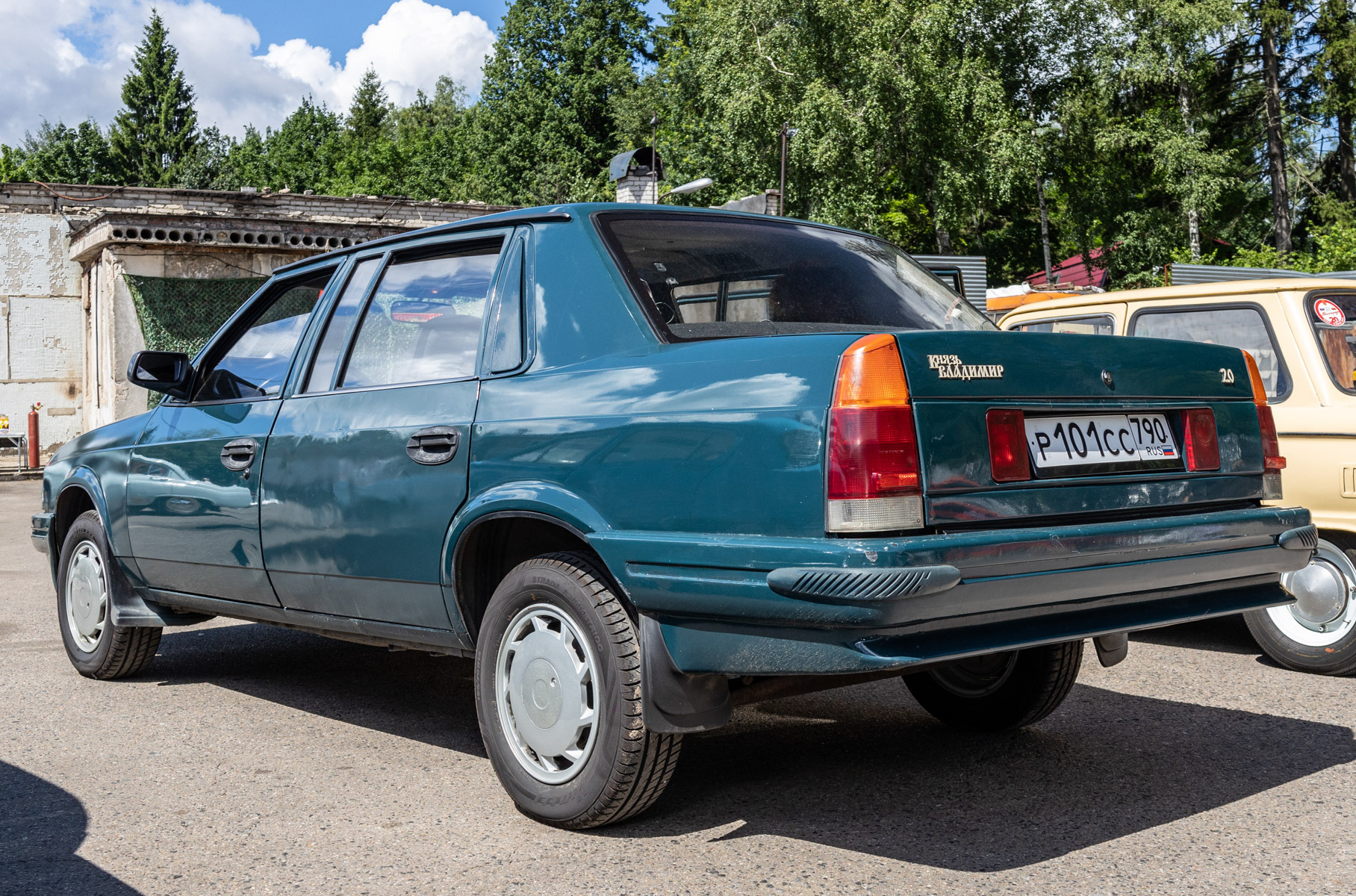 Самые яркие автомобили ретрофестиваля «Автобаза»