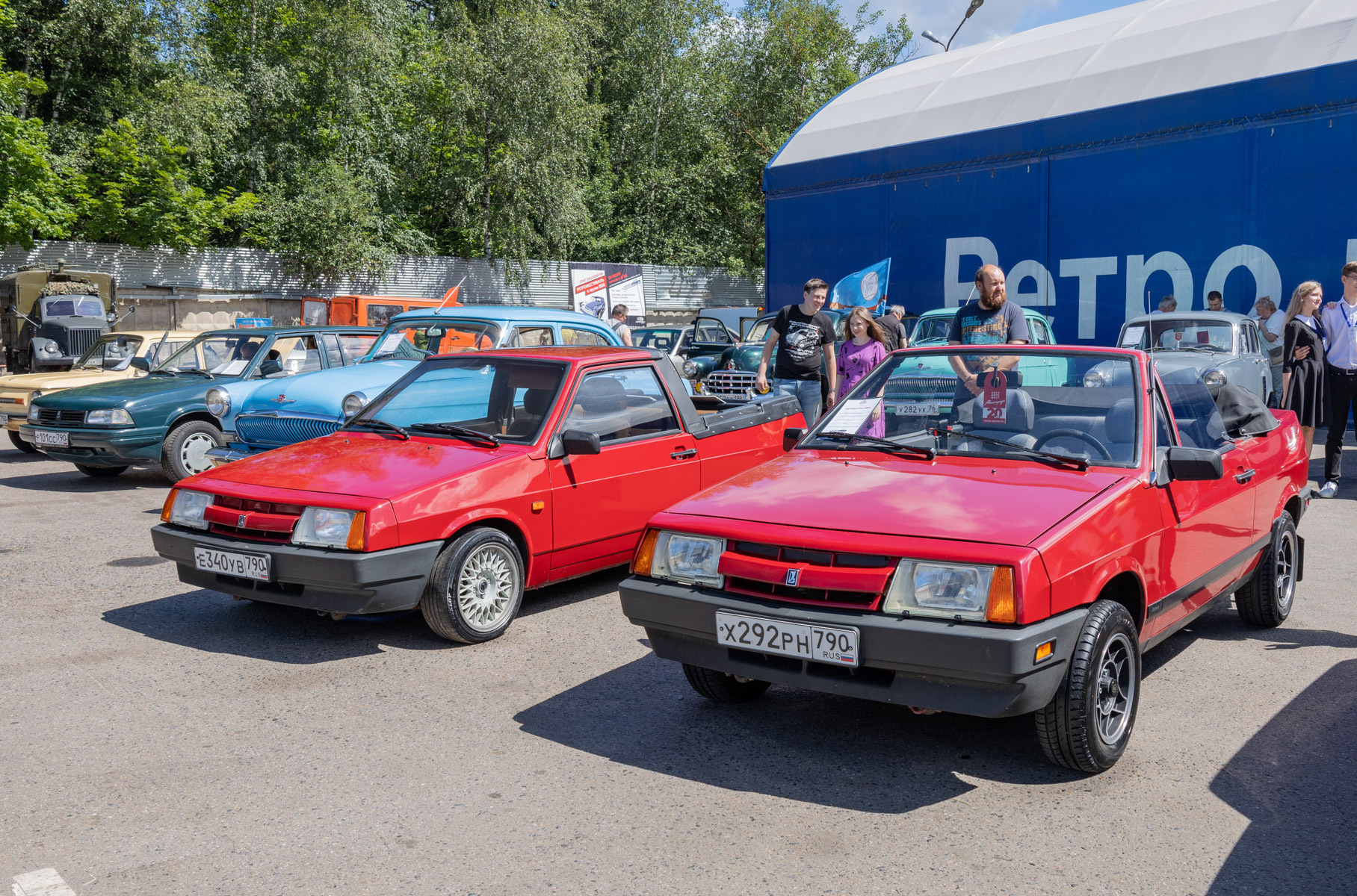 Самые яркие автомобили ретрофестиваля «Автобаза»