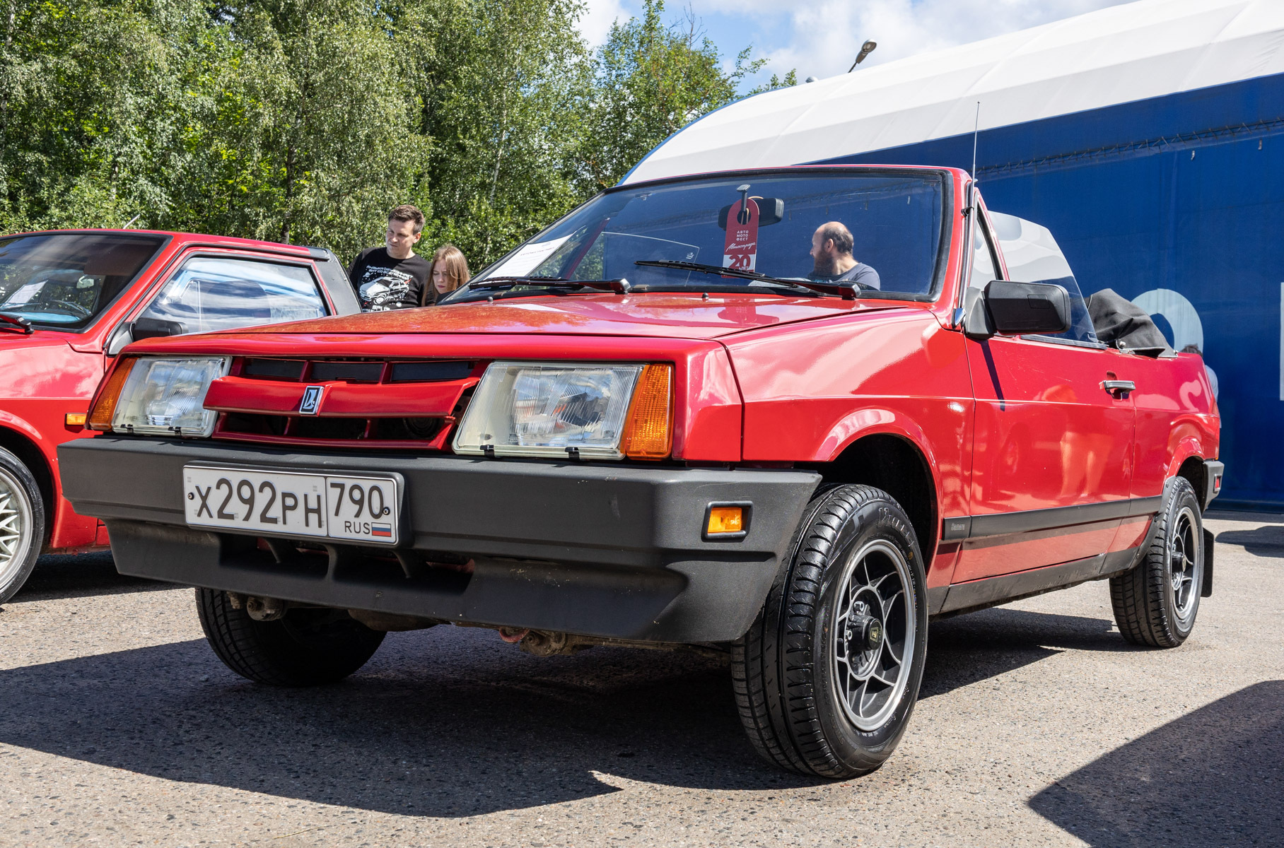 Самые яркие автомобили ретрофестиваля «Автобаза»