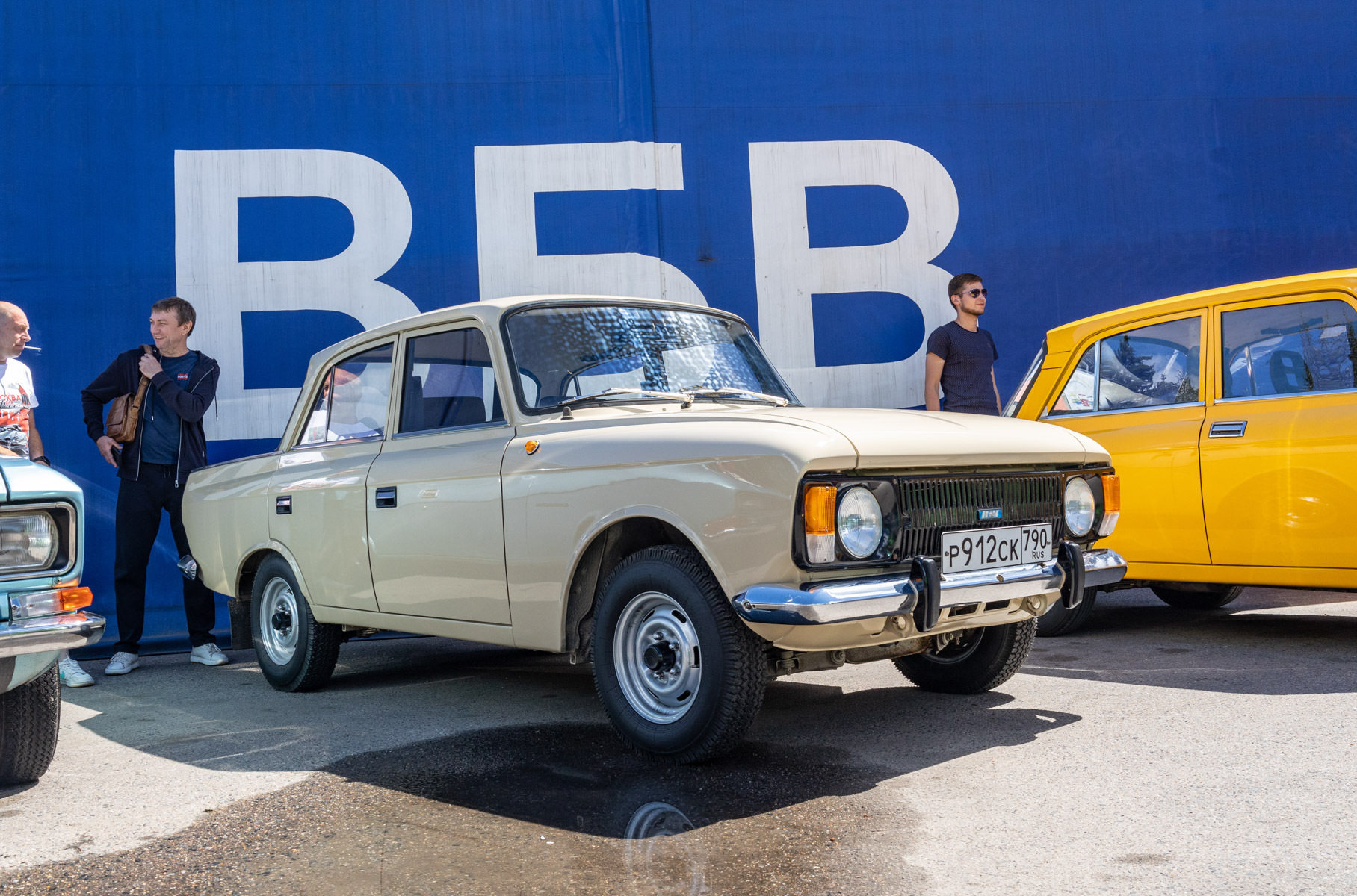 Самые яркие автомобили ретрофестиваля «Автобаза»