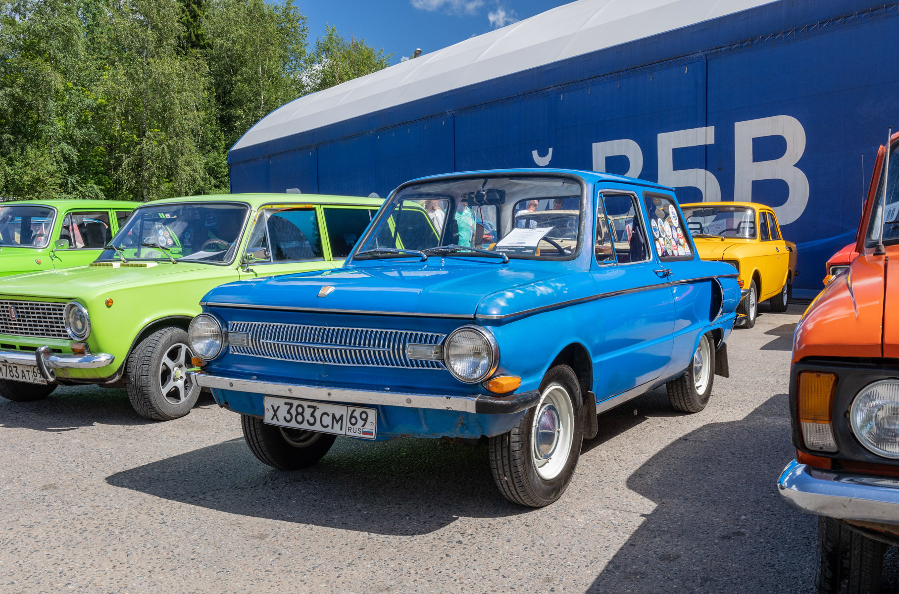 Самые яркие автомобили ретрофестиваля «Автобаза»