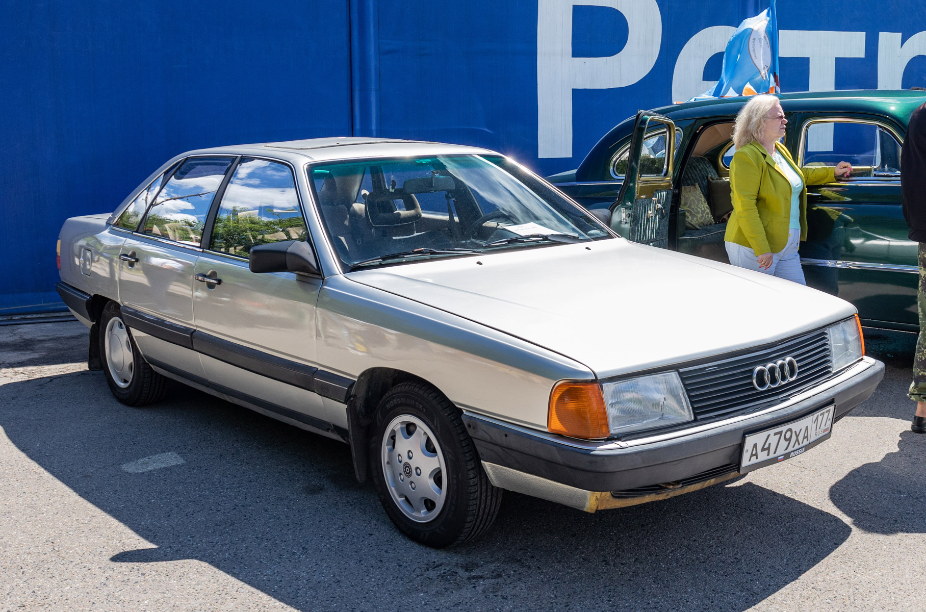 Самые яркие автомобили ретрофестиваля «Автобаза»