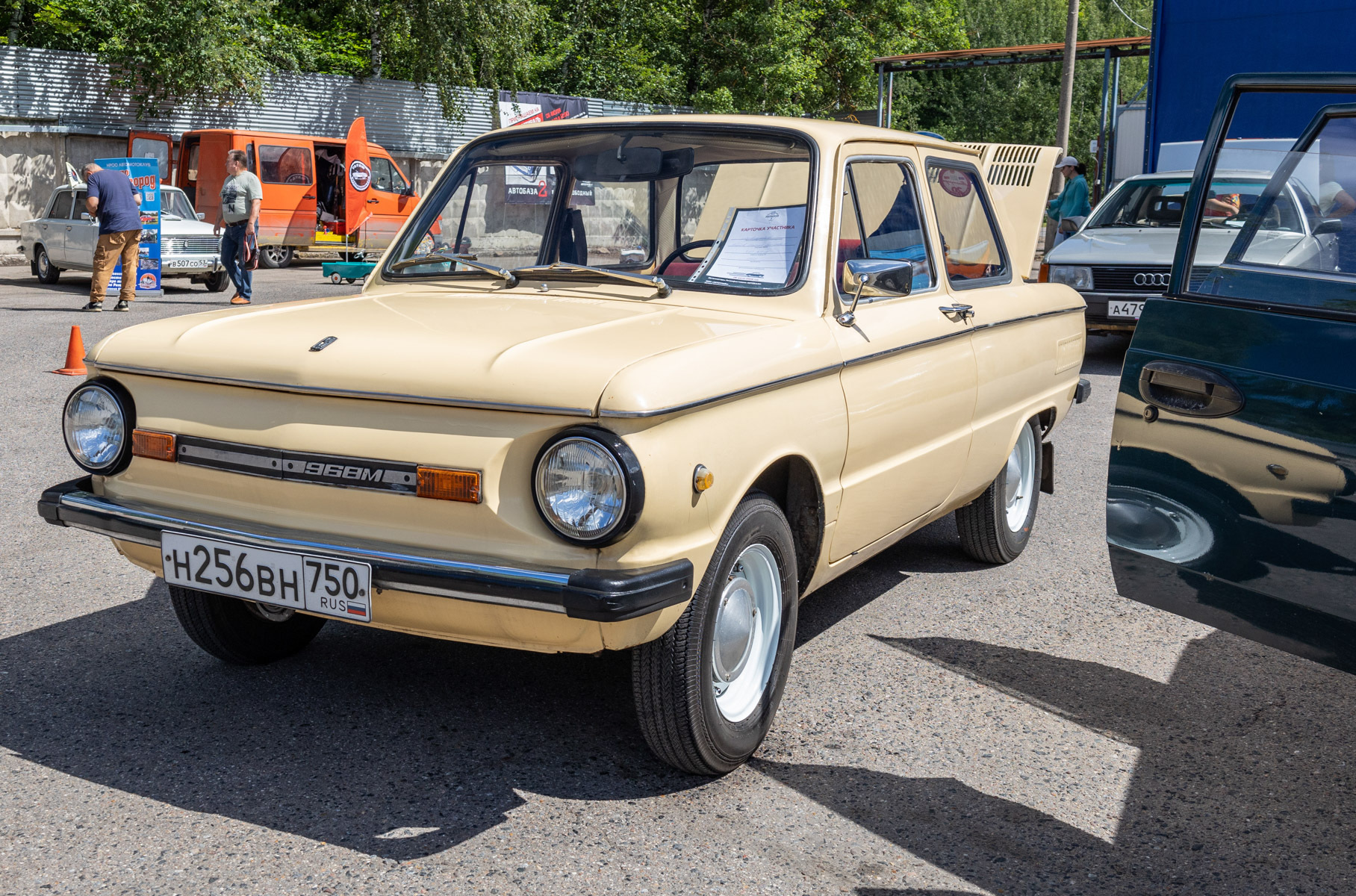 Самые яркие автомобили ретрофестиваля «Автобаза»