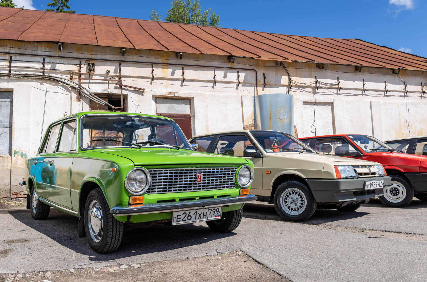 Самые яркие автомобили ретрофестиваля «Автобаза»