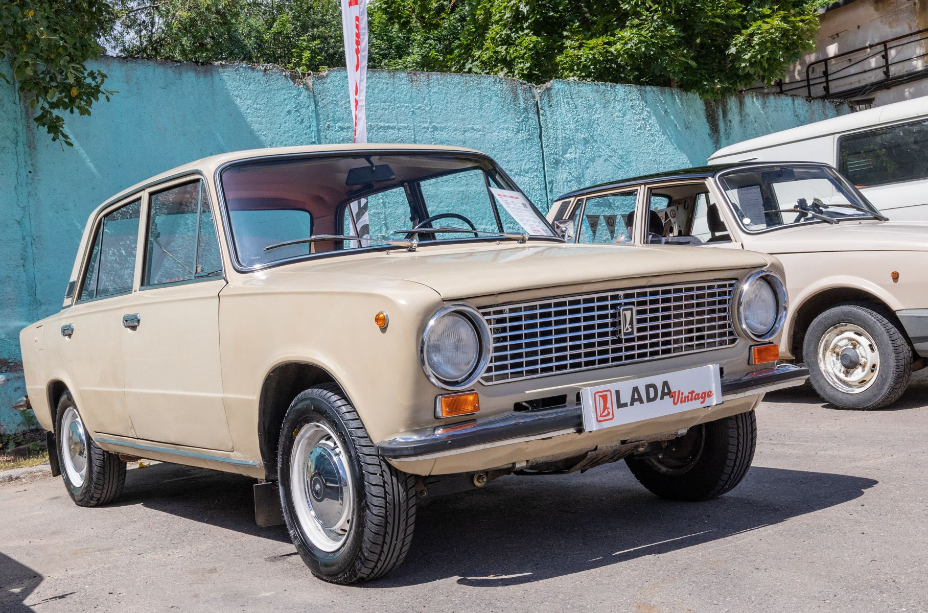 Самые яркие автомобили ретрофестиваля «Автобаза»