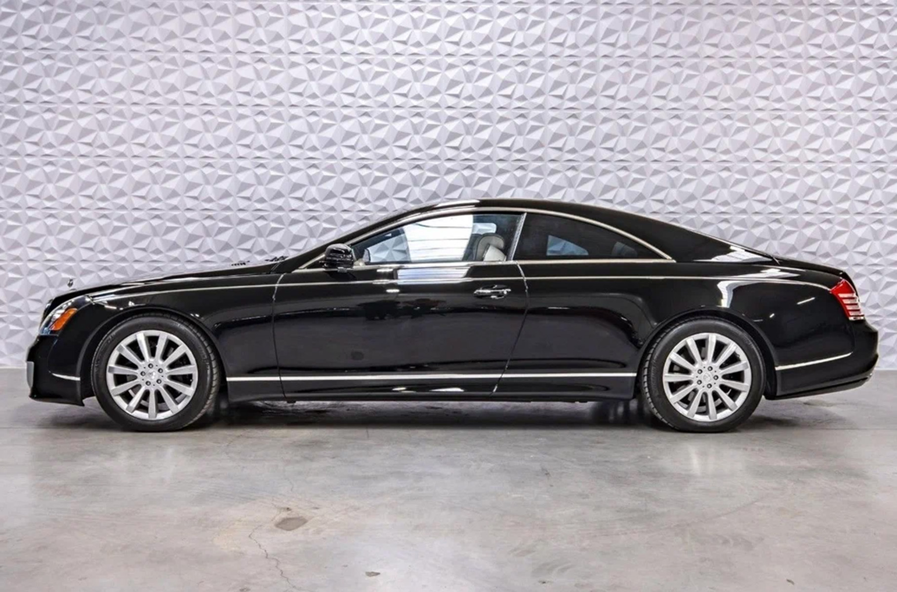 В России продают Maybach 57S футболиста «Барселоны»