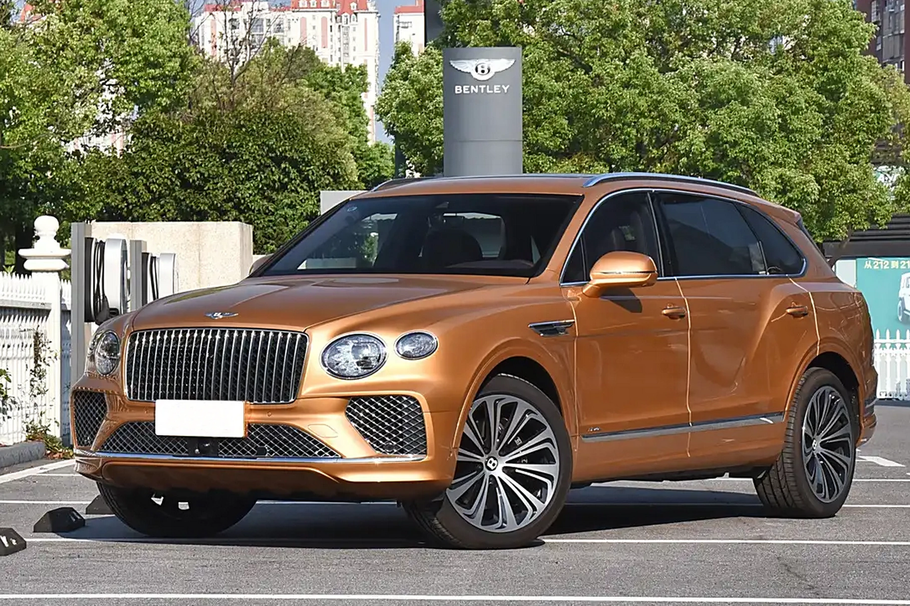 Bentley готовит «заряженную» версию Bentayga без гибрида