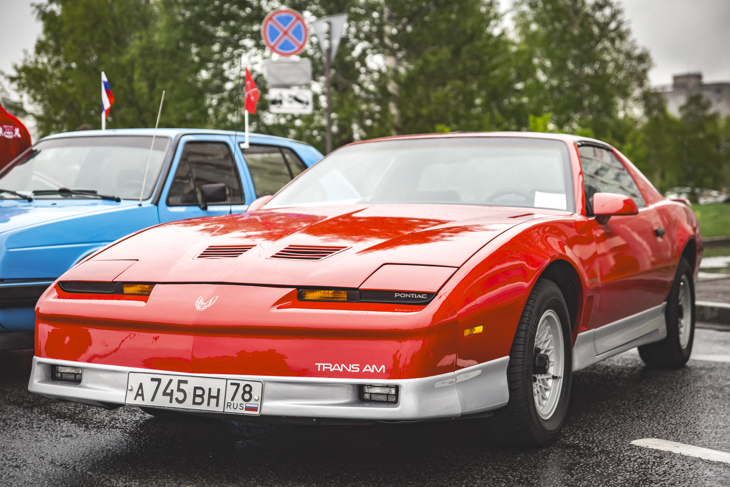 История в движении: парад ретро-транспорта в Петербурге