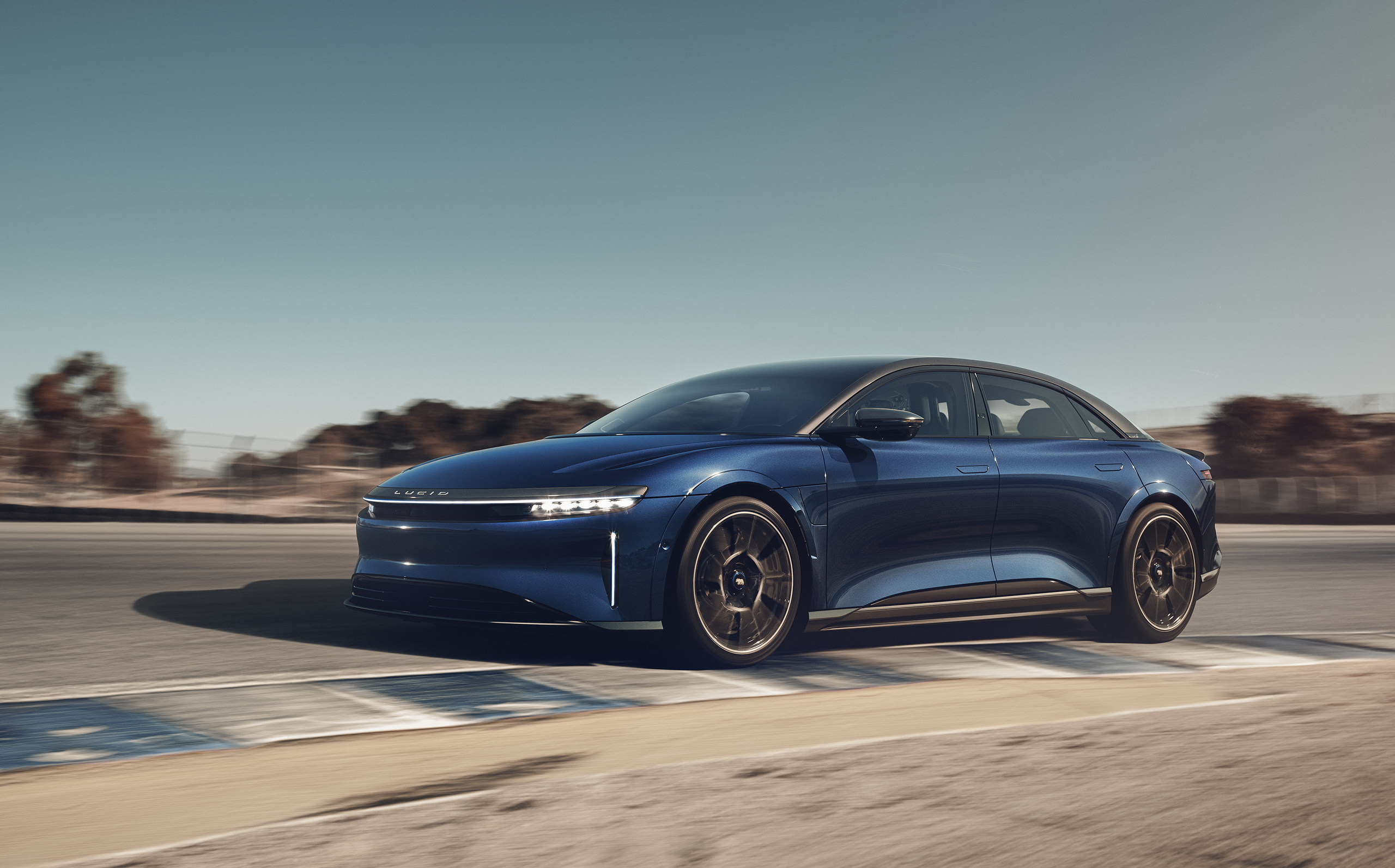 В Россию привезли седан Lucid Air Sapphire, который едет наравне с Bugatti