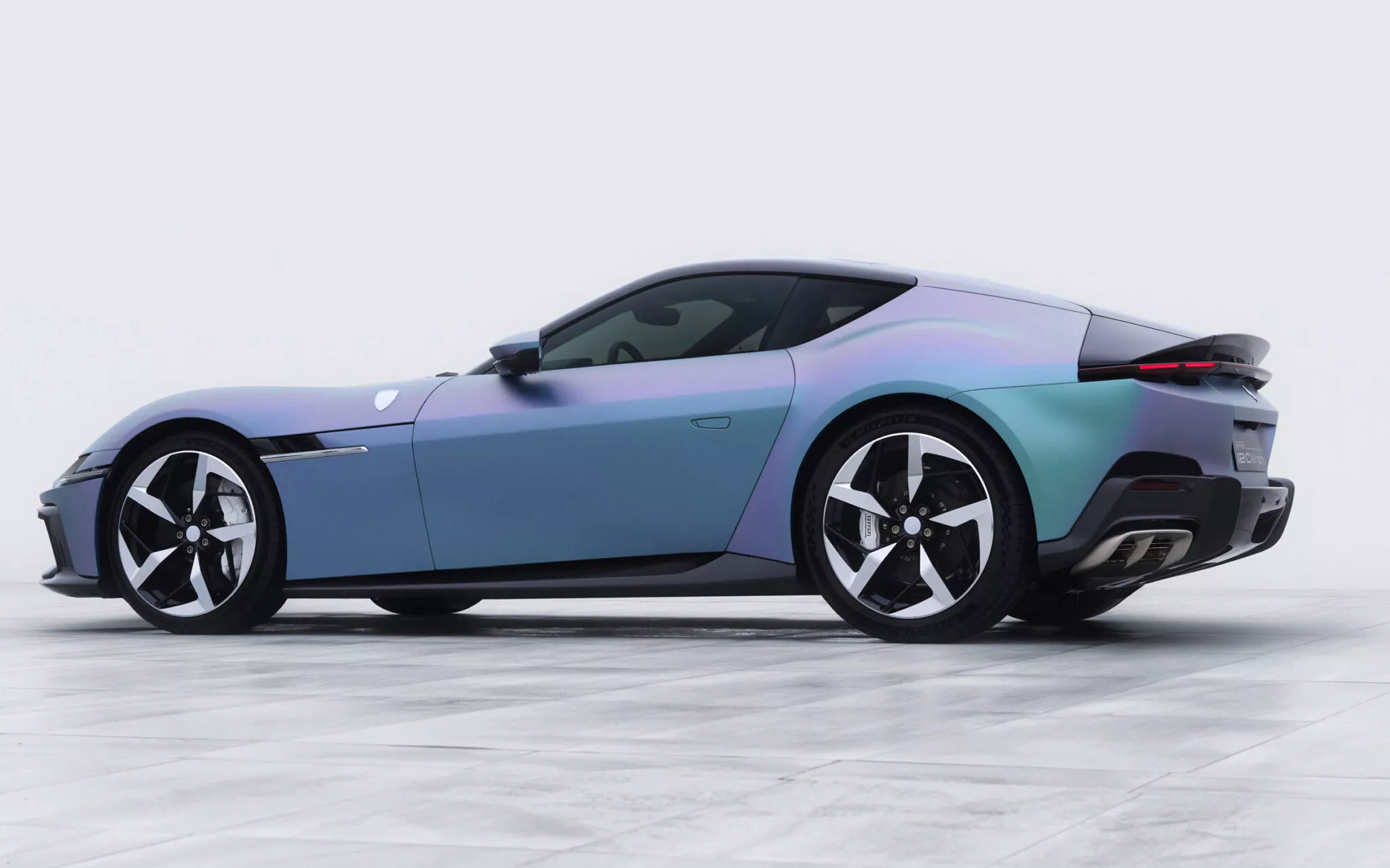 Ferrari представила уникальную версию спорткара 12Cilindri с приборной панелью из волос