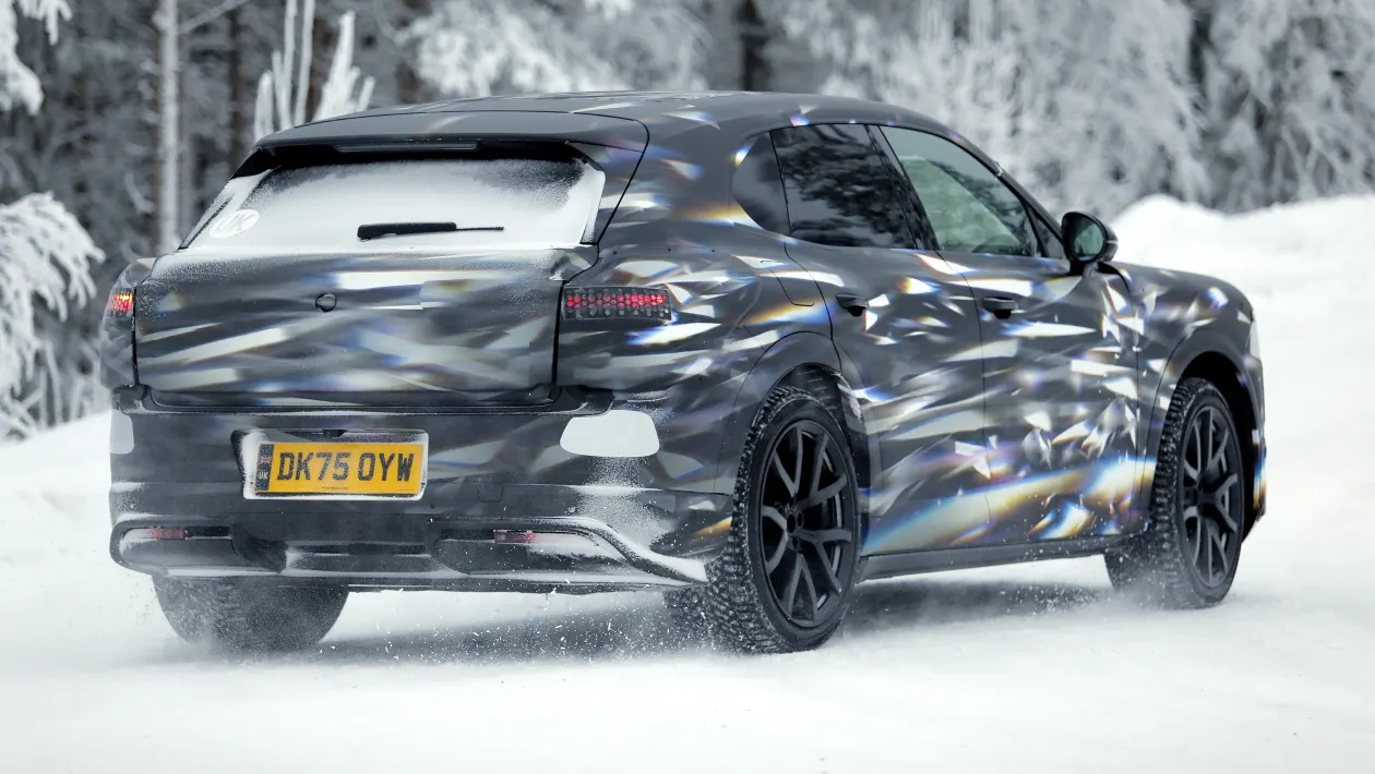 Электрический кроссовер Bentley Urban SUV попал в объективы фотошпионов