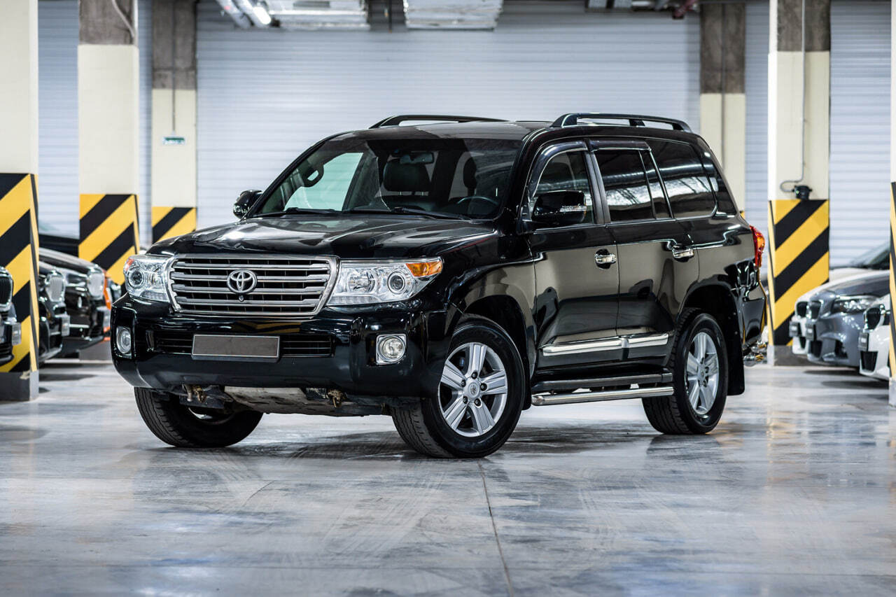 Baza: из-за утильсбора в России нельзя купить Toyota Land Cruiser