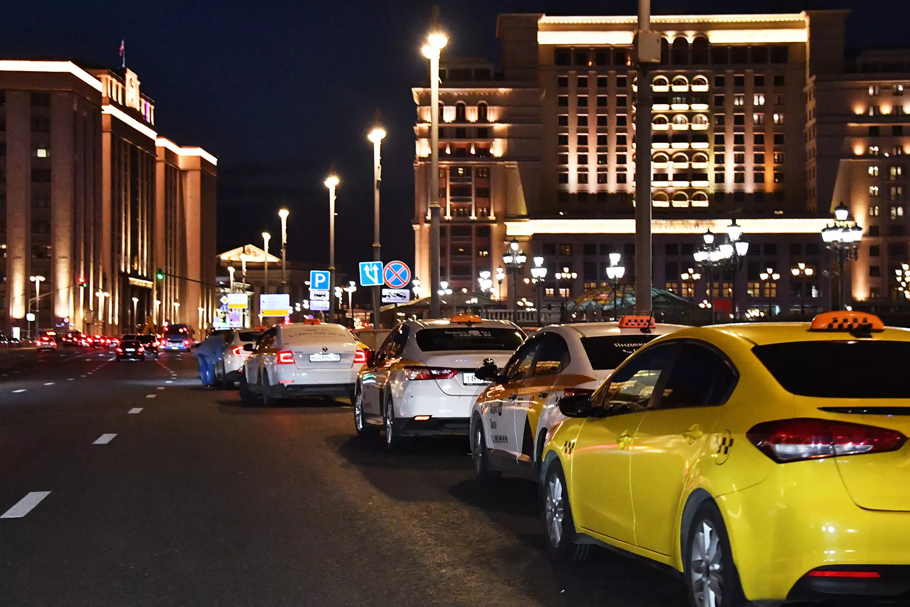 В Москве сервисы такси изменили цены на поездки после снегопада