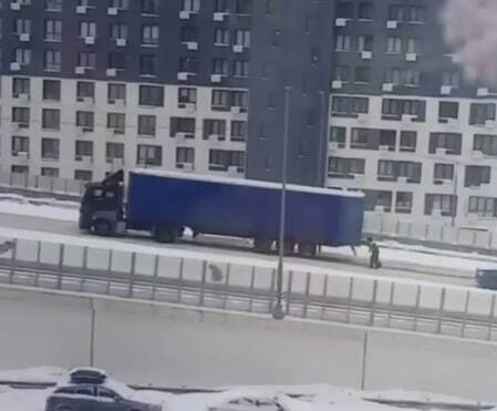 В Подмосковье на видео сняли, как гаишник руками двигал фуру на дороге