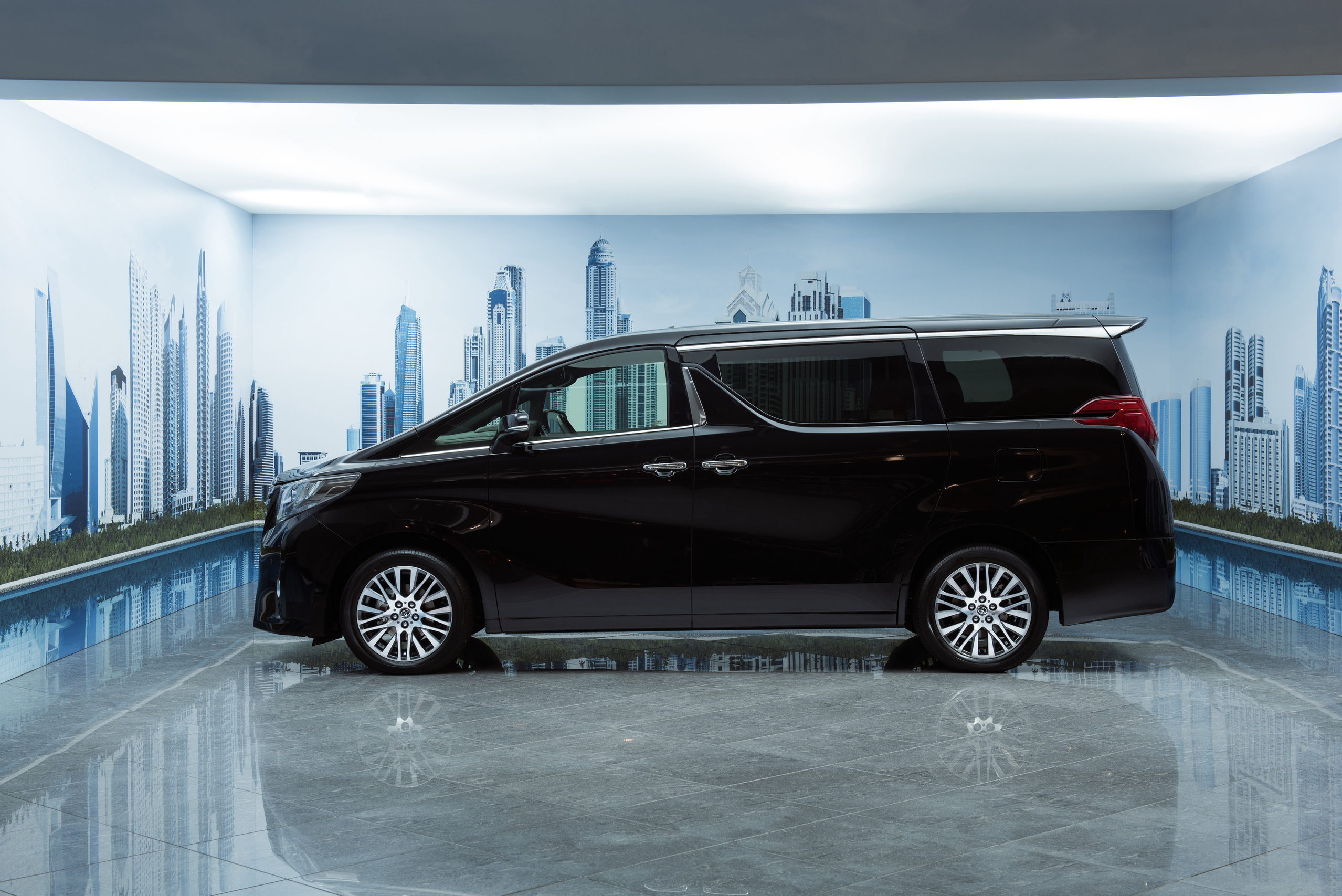 В Казахстане Toyota Alphard использовали для буксировки морского контейнера