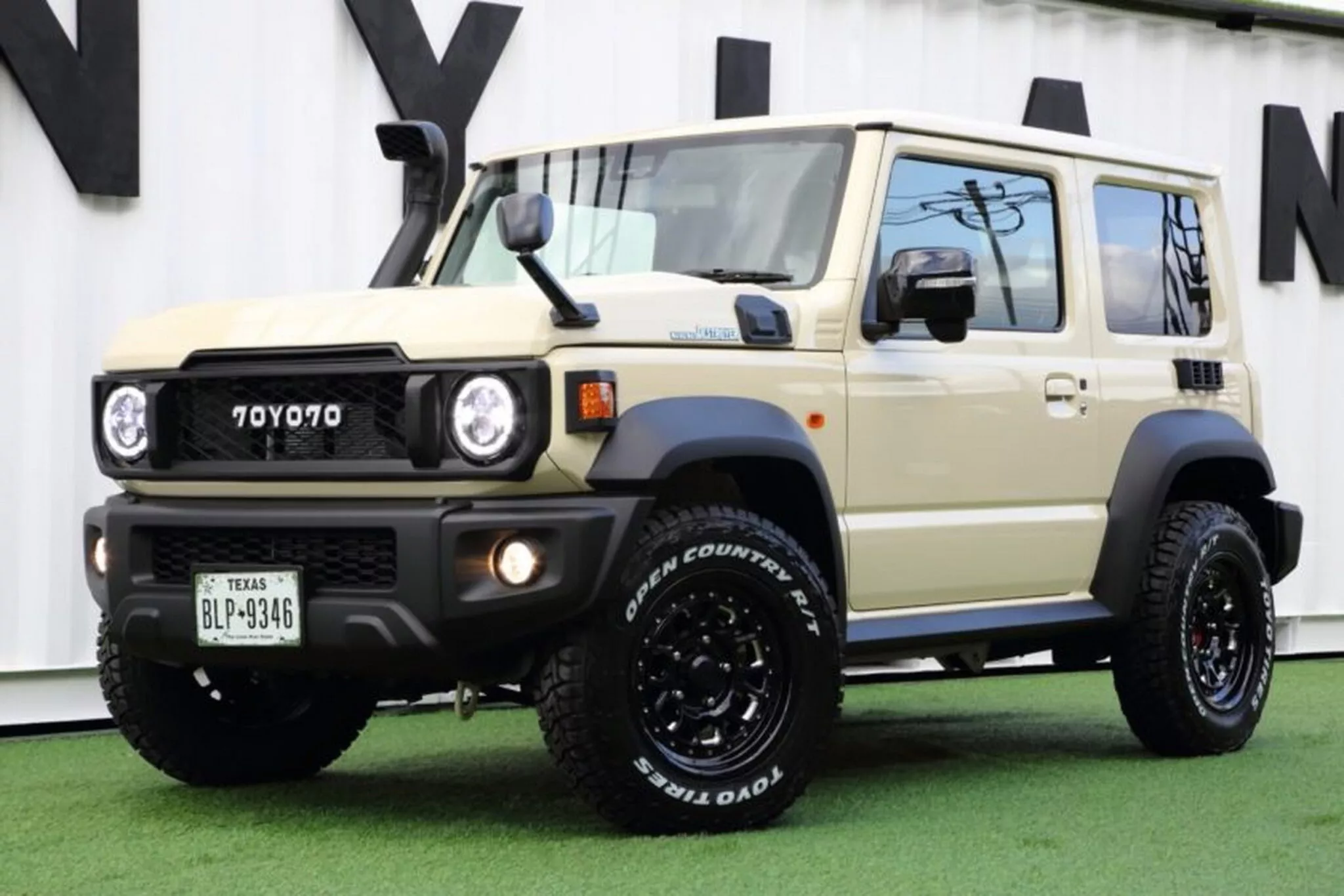 Suzuki Jimny превратили в миниатюрный Toyota Land Cruiser с помощью стайлинг-пакета