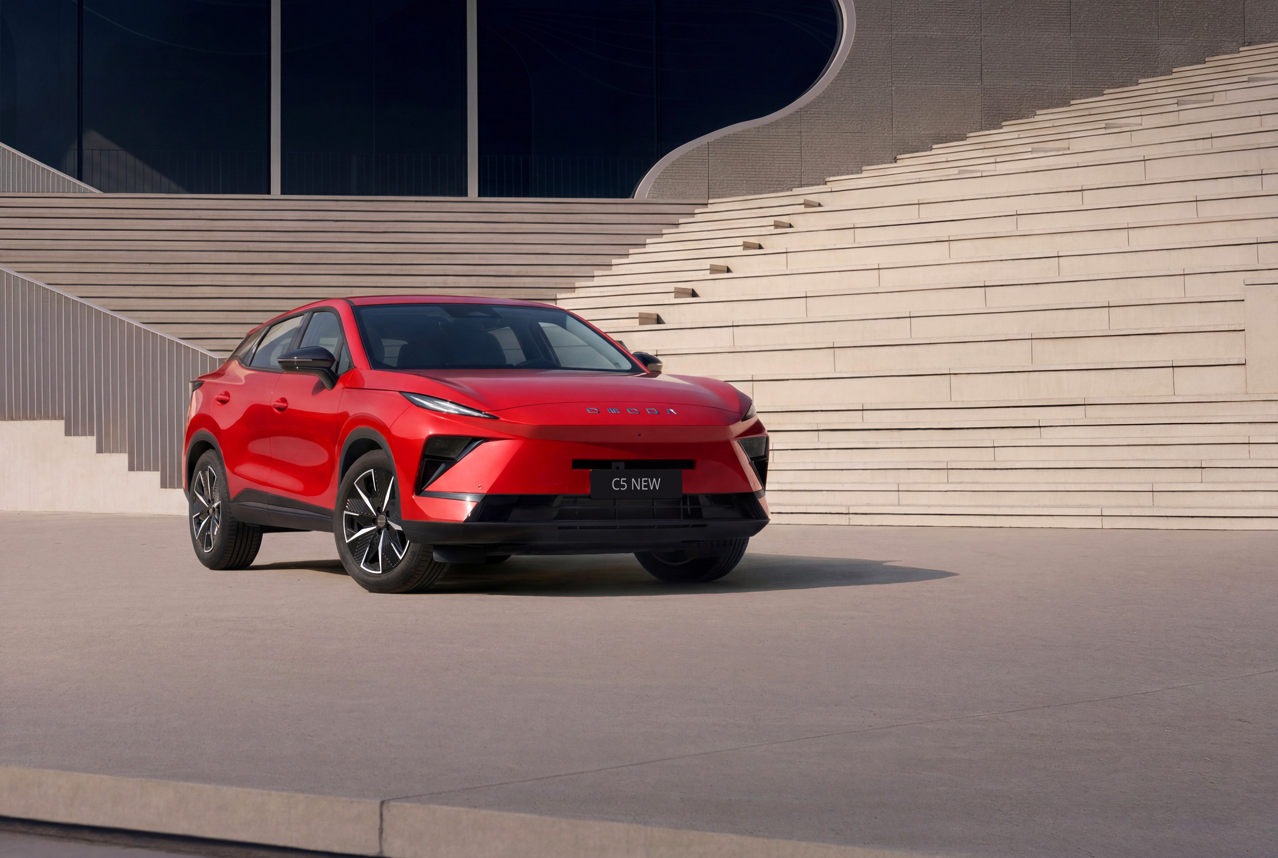 Omoda показала обновленный кроссовер C5 для России