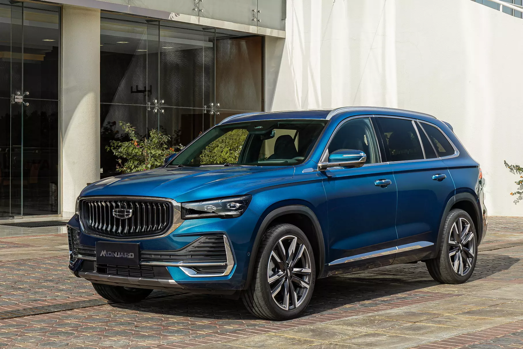 Большая разница: Motor сравнил цены Geely Monjaro в России и Белоруссии