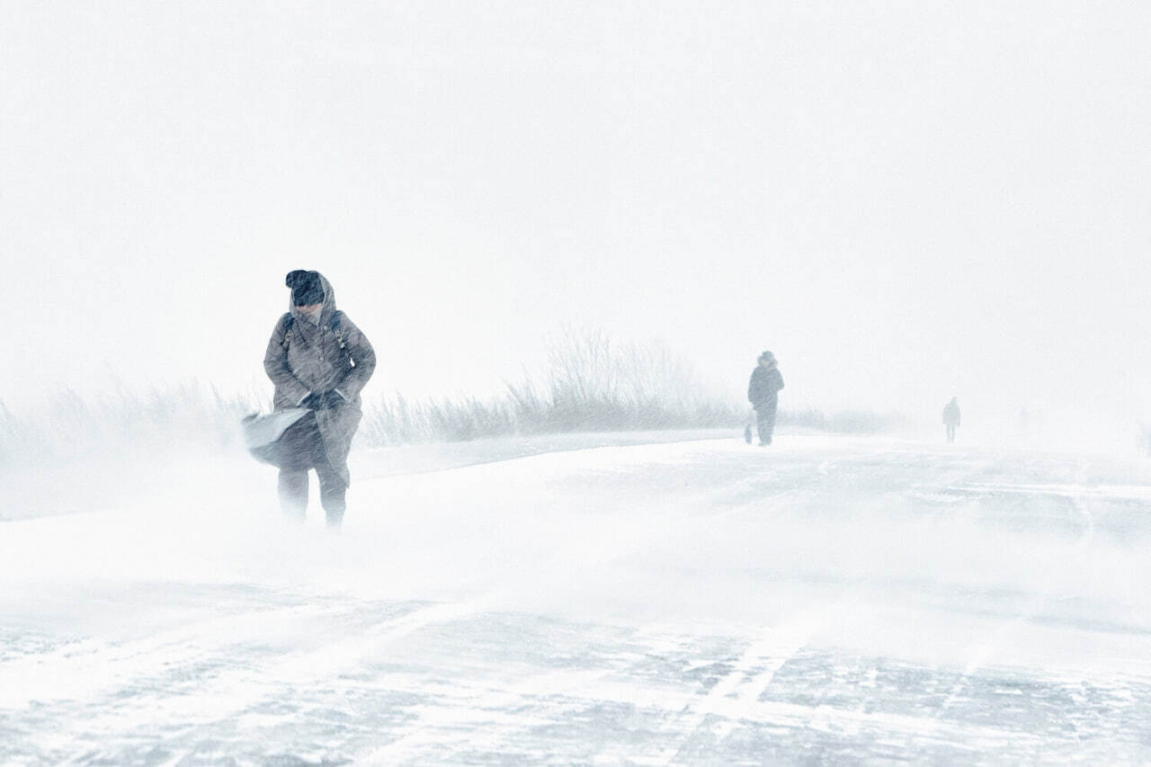 В Анадыре на видео сняли, как людей сдувало на проезжую часть во время метели