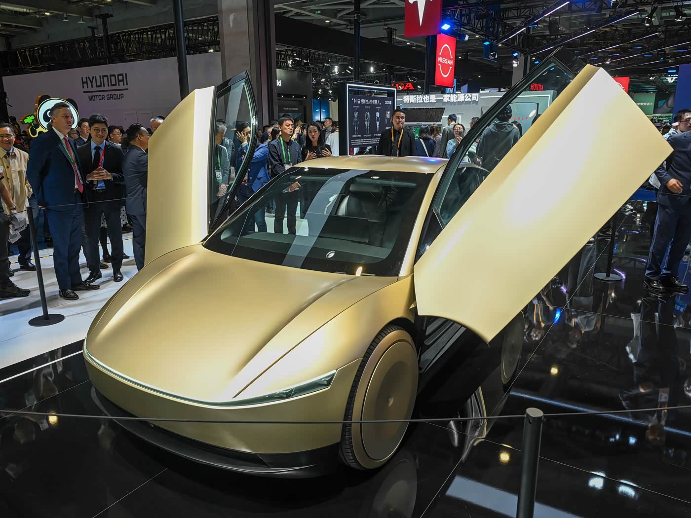 Водитель не нужен: Tesla начала выпуск купе Cybercab без руля и педалей