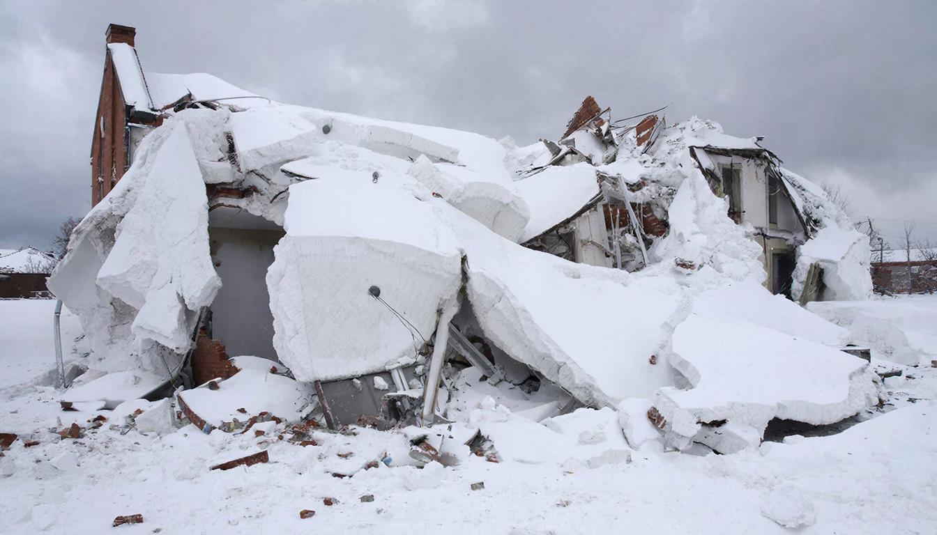 Губернатор Артамонов заявил о спасении пятерых человек после обрушения крыши завода «Моторинвест»