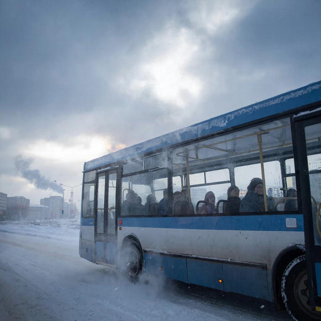 В Воронеже на видео попало, как дорожный знак пробил автобус с пассажирами