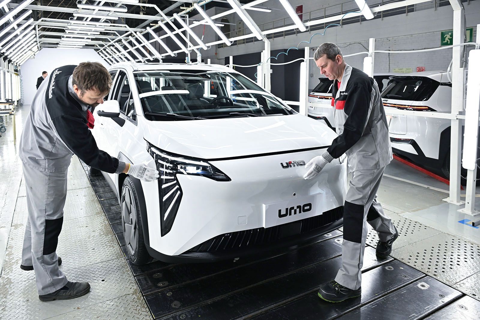 Дилеры марки «Москвич» будут торговать кроссоверами UMO 5