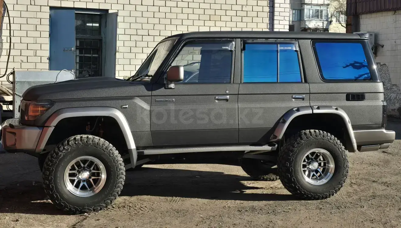 Владелец выставил на продажу 12-цилиндровую Toyota Land Cruiser Prado 70