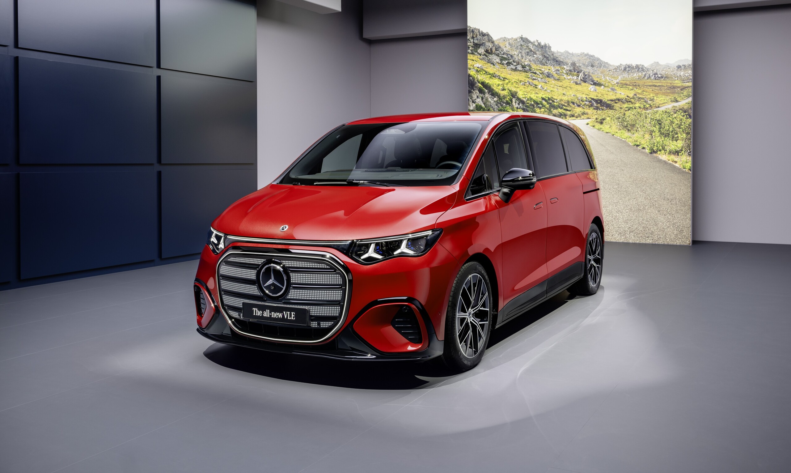 Mercedes-Benz показал минивэн VLE с зарядкой быстрее, чем у смартфона