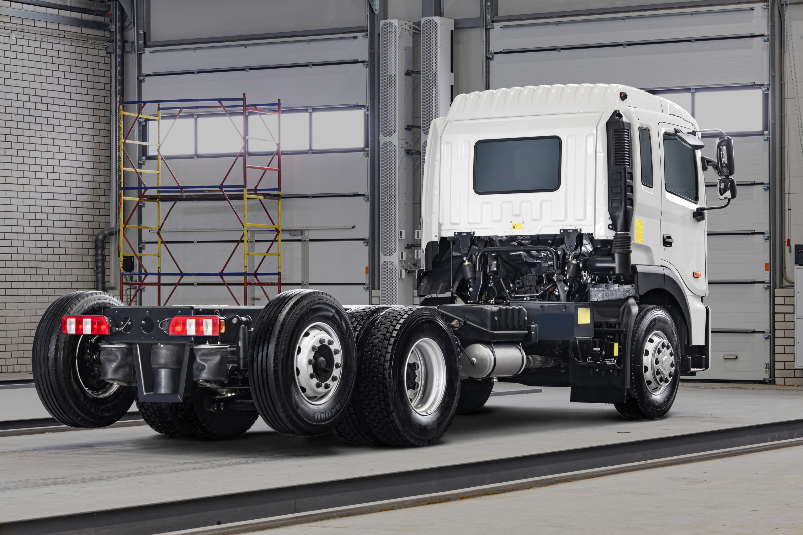 JAC вывел на рынок 20-тонный N200 с третьей поворотной осью