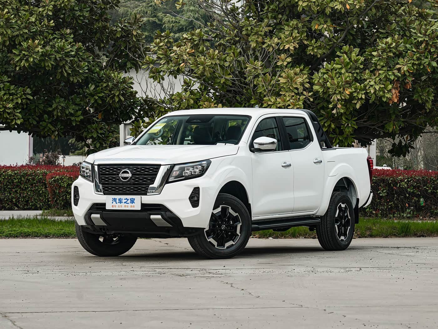 Nissan вывел на рынок обновленный пикап Navara
