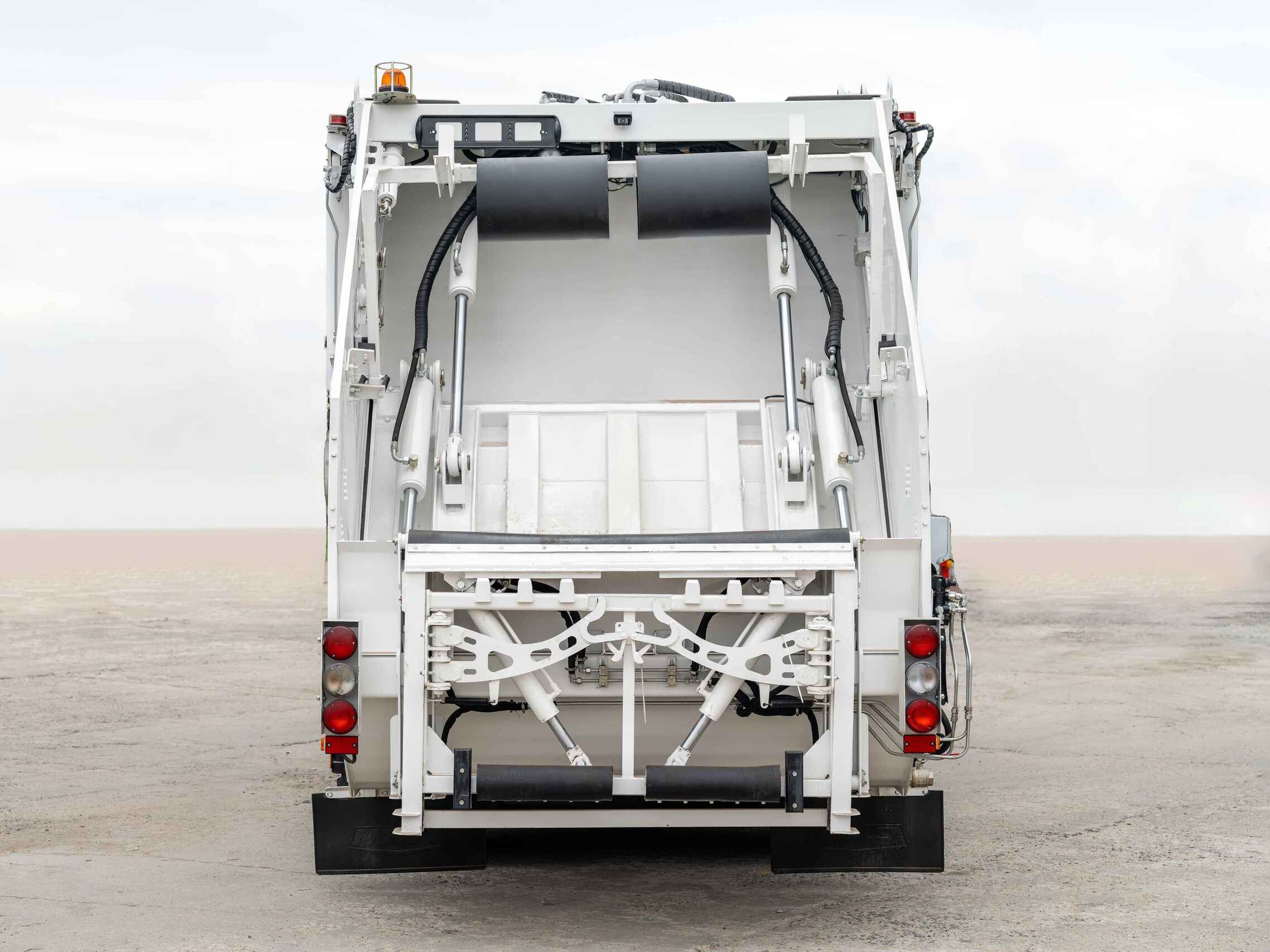 МАЗ создал оборудованный тремя парами управляемых колёс мусоровоз