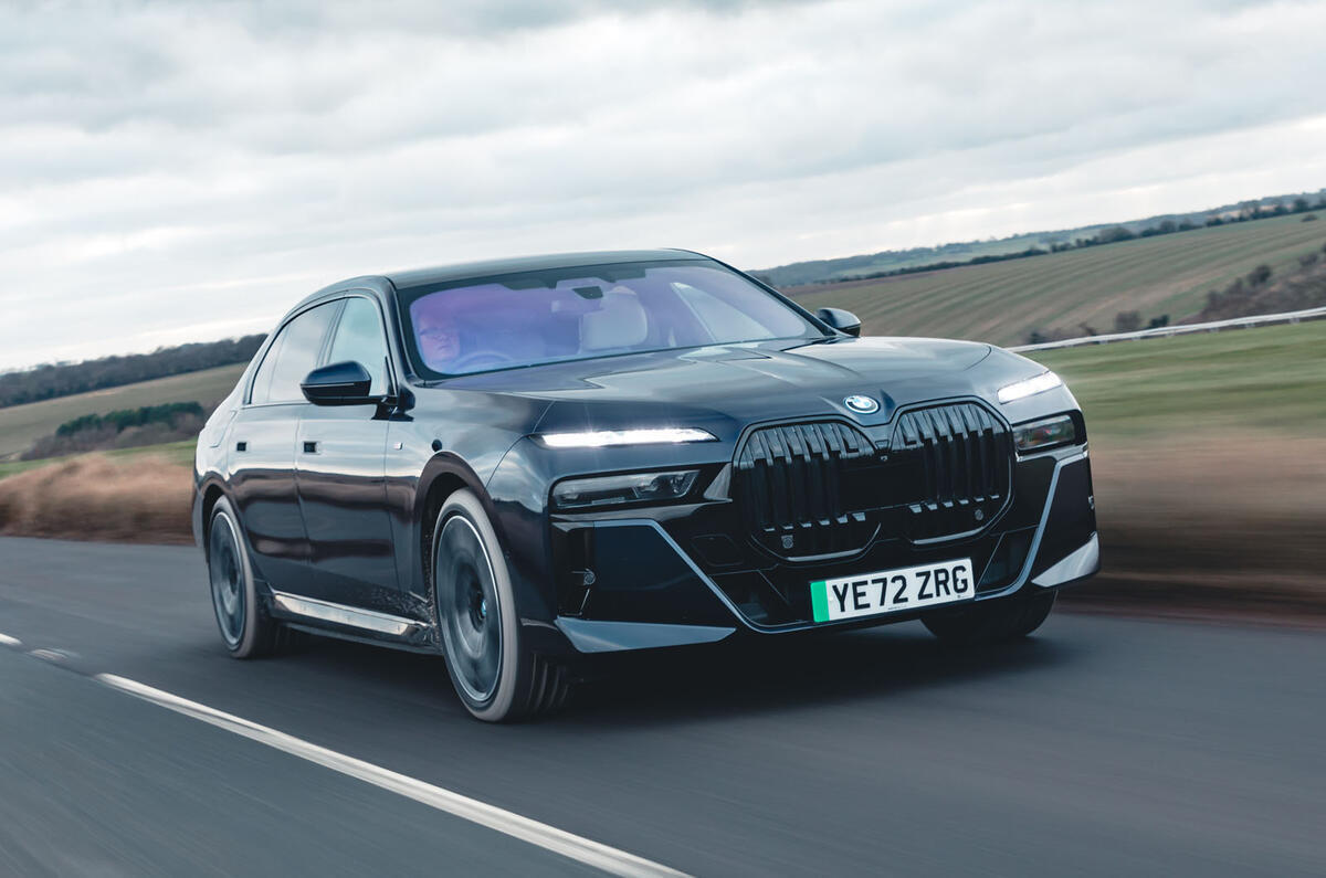 В Пекине покажут обновленный BMW i7 с огромной решеткой радиатора