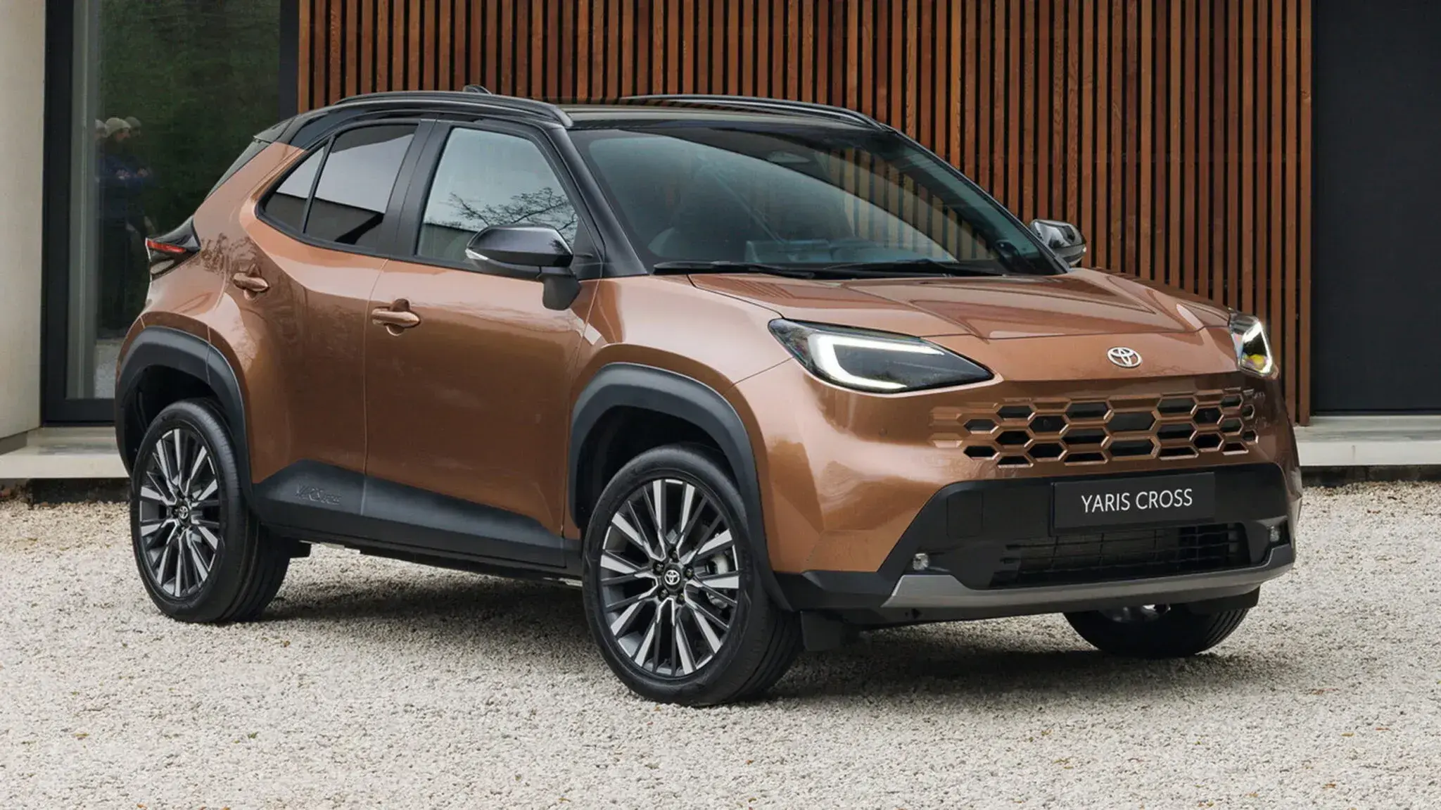 Обновленный кроссовер Toyota Yaris Cross лишился усов и получил решетку-соты