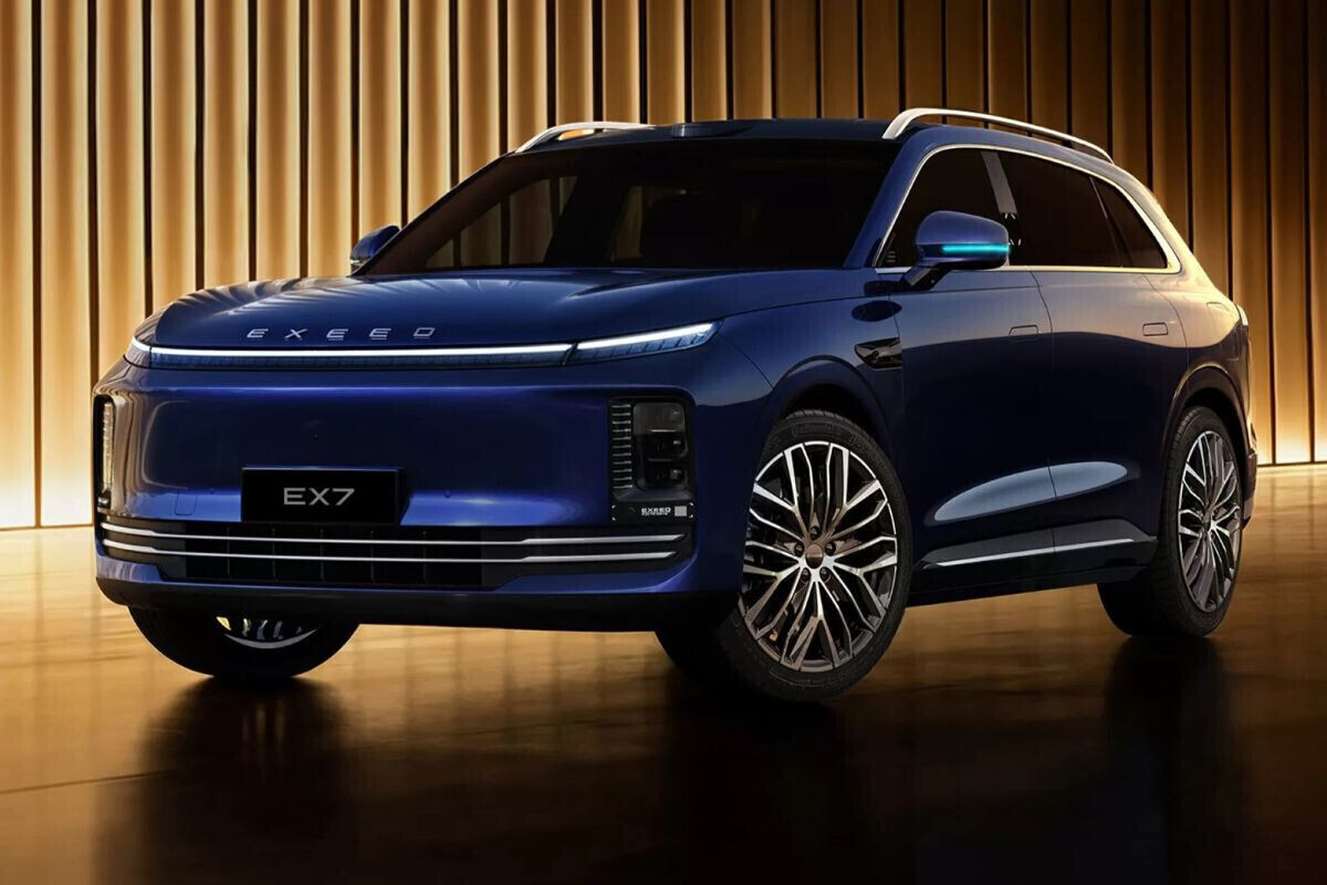 Прошла премьера нового кроссовера Exeed EX7 с 30-дюймовым экраном
