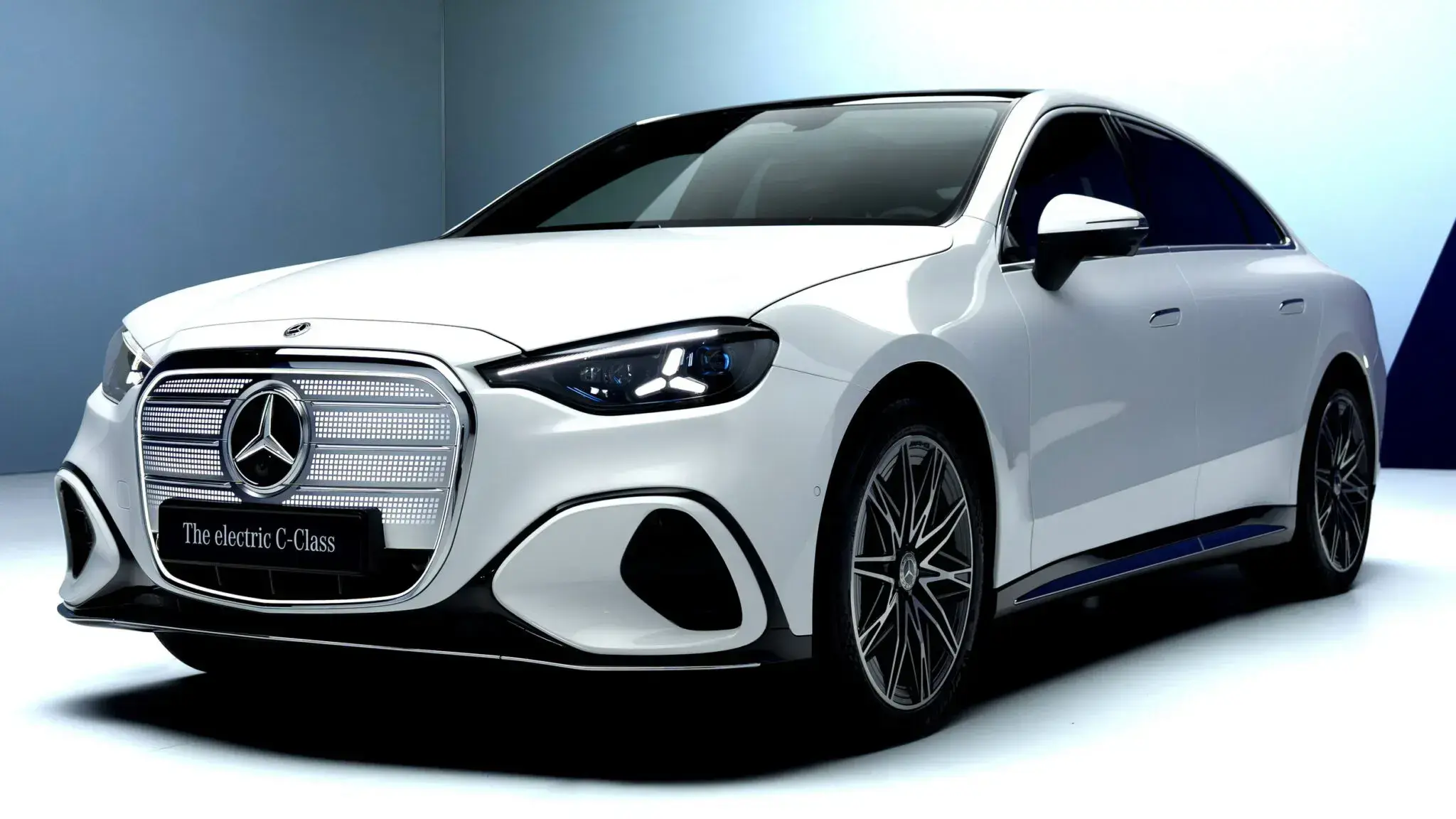 Mercedes показала электромобиль-седан, который стал конкурентом BMW i3