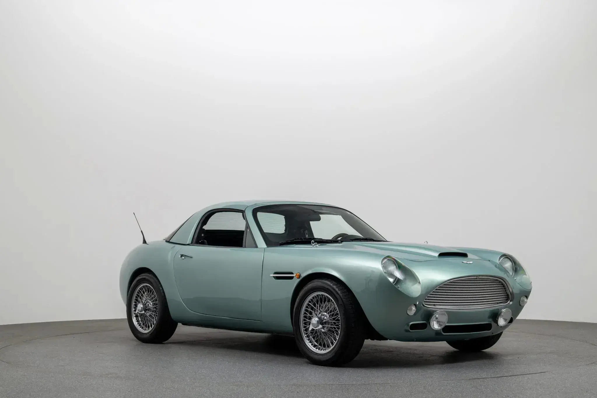 В США тюнеры переделали купе Mazda MX-5 в Aston Martin