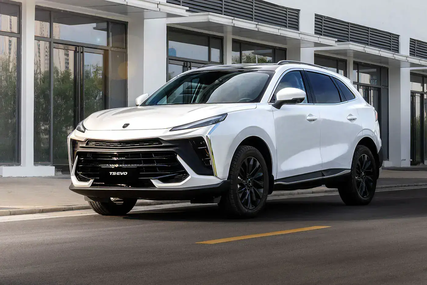 В Белоруссии начались продажи обновлённого кроссовера Forthing T5 EVO