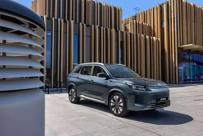 Автоэксперт Хлебушкин перечислил 7 критических минусов кроссовера Evolute i-Space