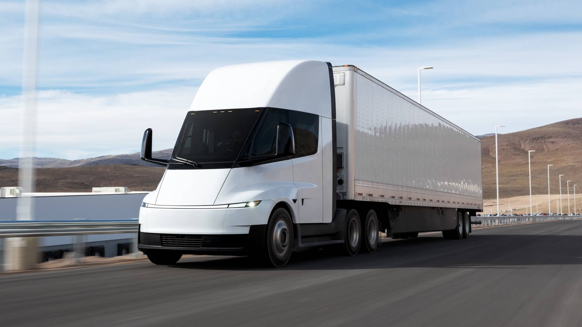 Tesla наладила серийное производство электротягача Semi