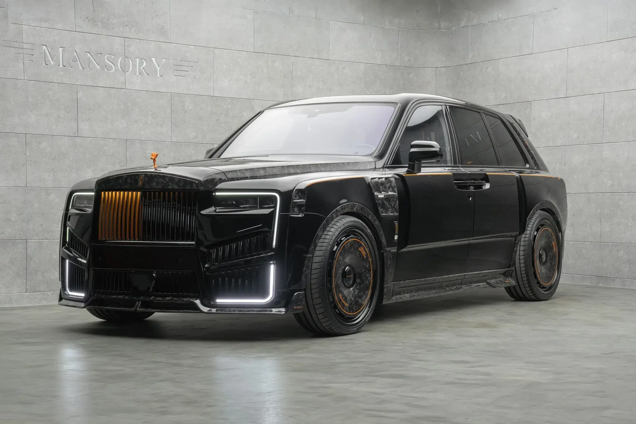 Ателье Mansory облачило в карбон кроссовер Rolls-Royce Cullinan