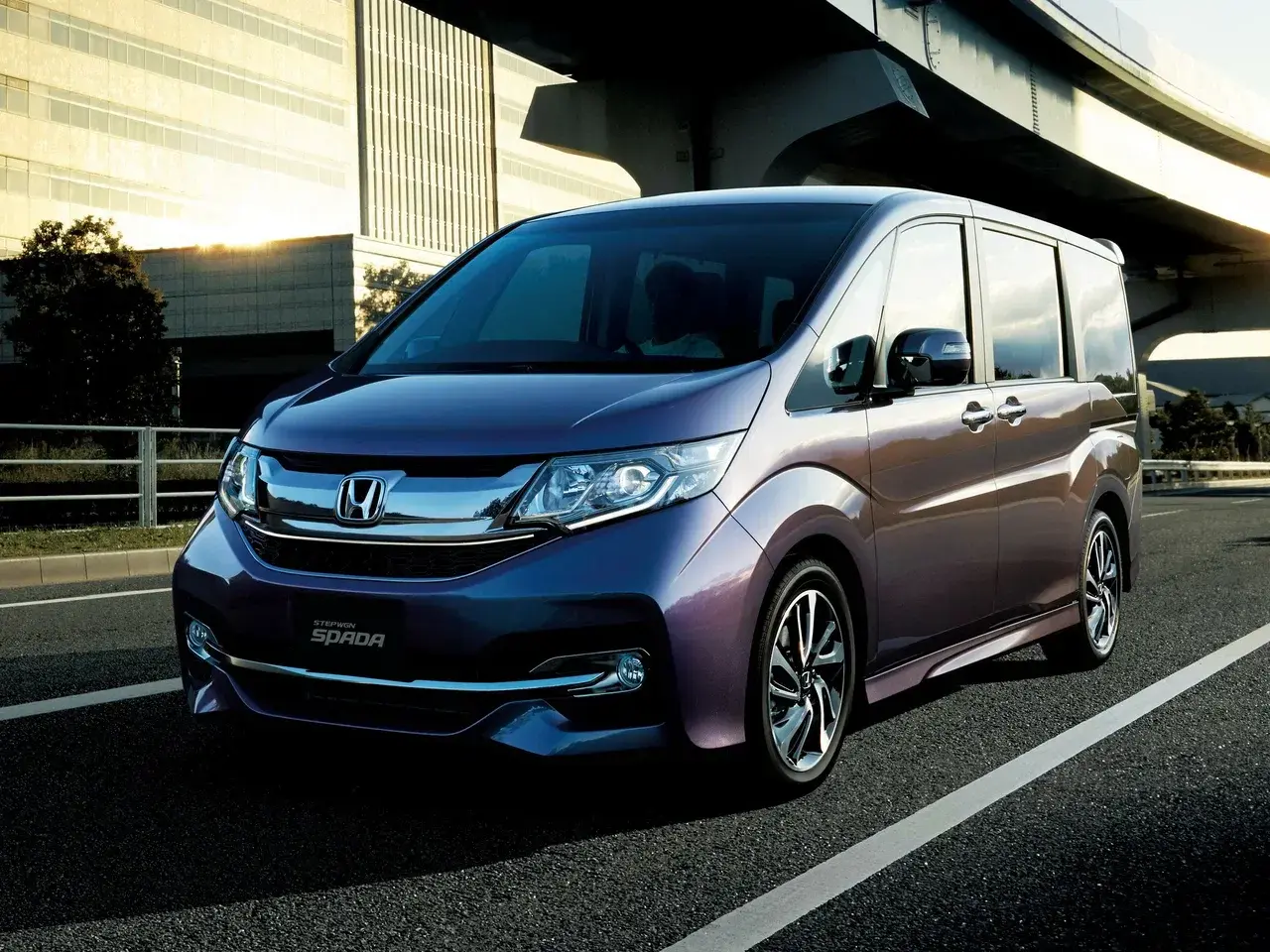 «За рулем» перечислил 7 недостатков праворульного вэна Honda Stepwgn