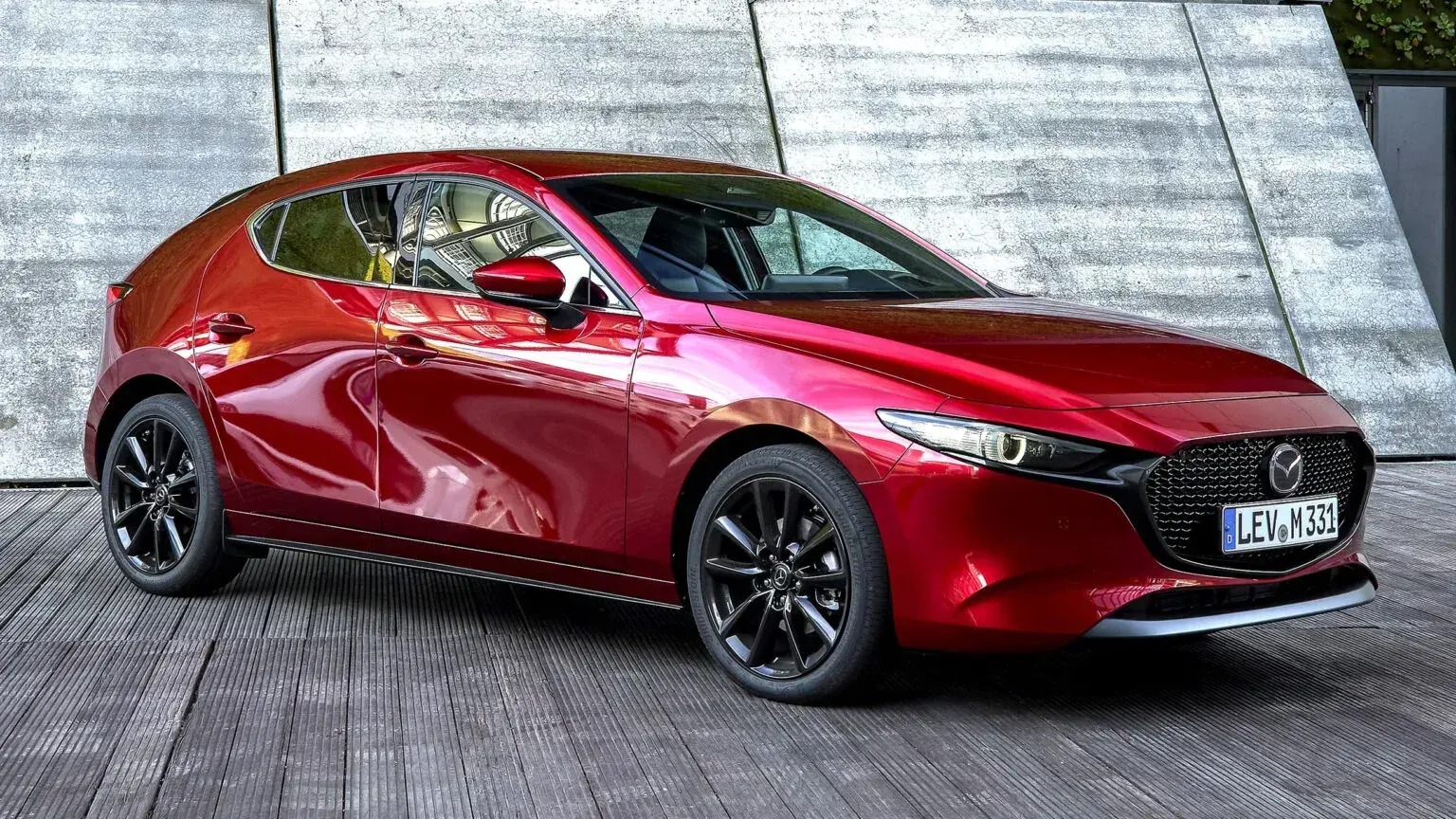 Новая Mazda3 получила матричные фары и систему обнаружения мотоциклов