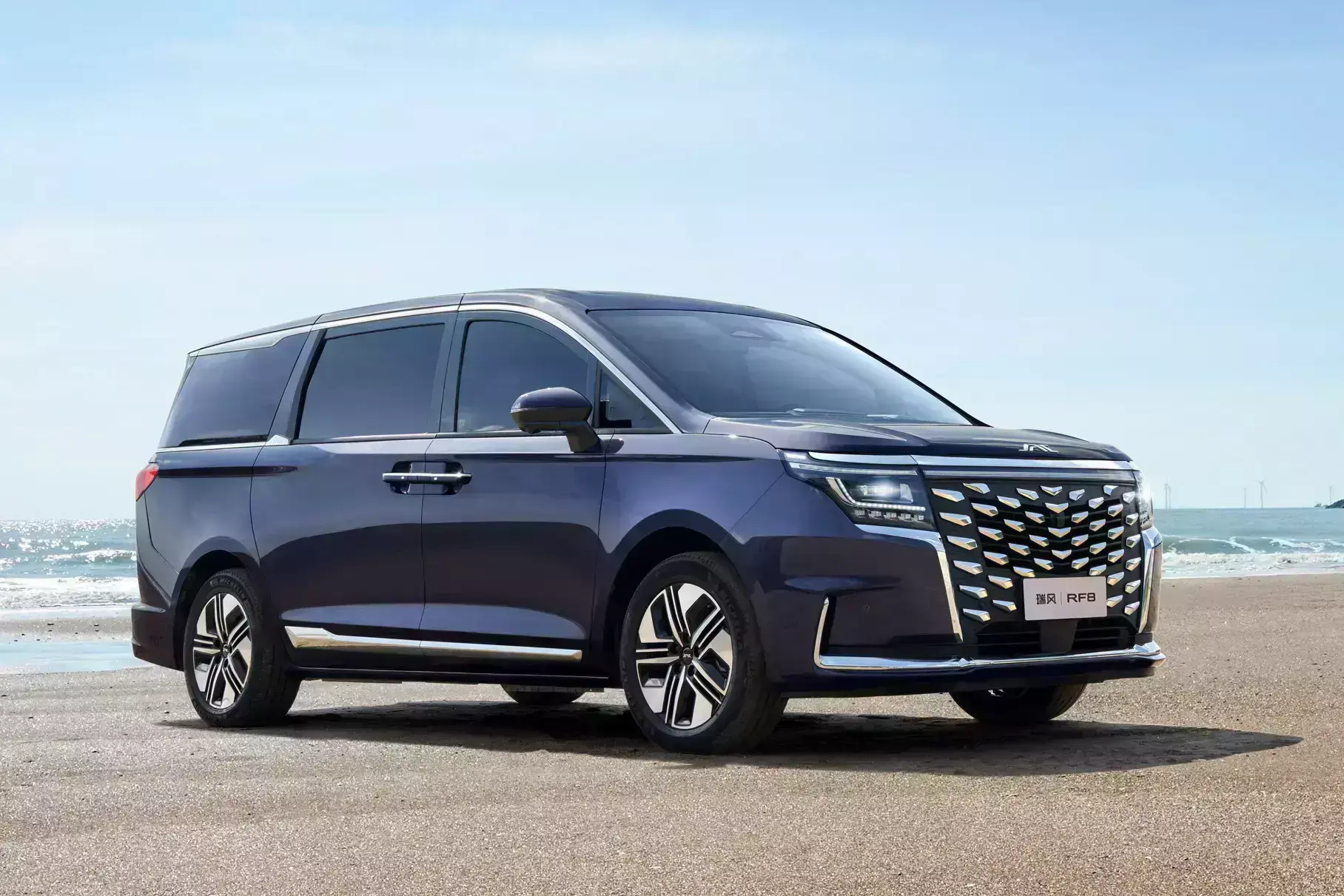 Motor сравнил стоимость минивэна JAC RF8 в Казахстане и России