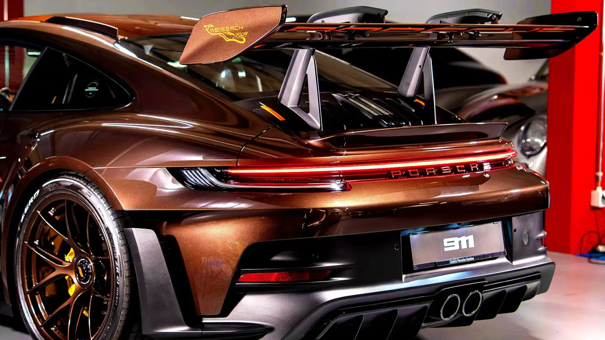 Porsche создал самый коричневый 911 GT3 RS с карбоном и кожей цвета трюфель